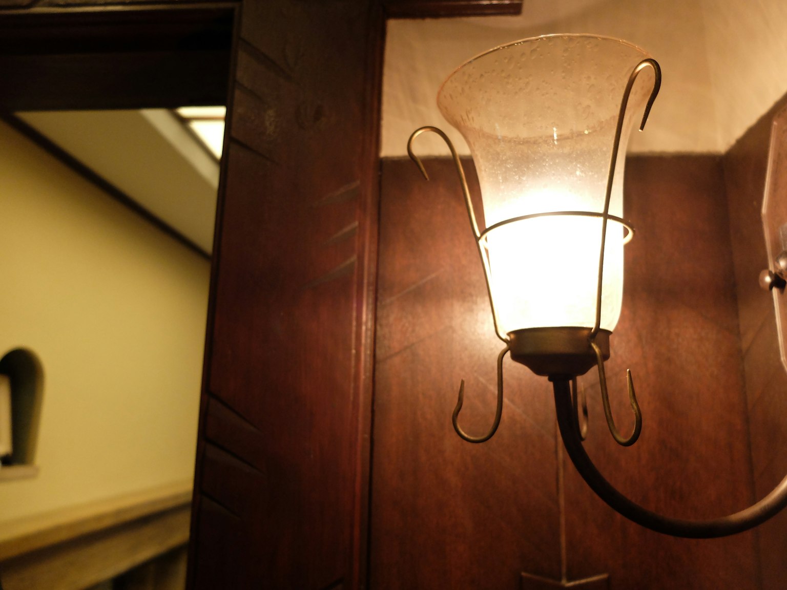 ๋๋ฌด ๋ฒฝ์ ์ฅ์ฐฉ๋ ๋จํ์์ ๋์ค๋ ๋ถ๋๋ฌ์ด ๋น