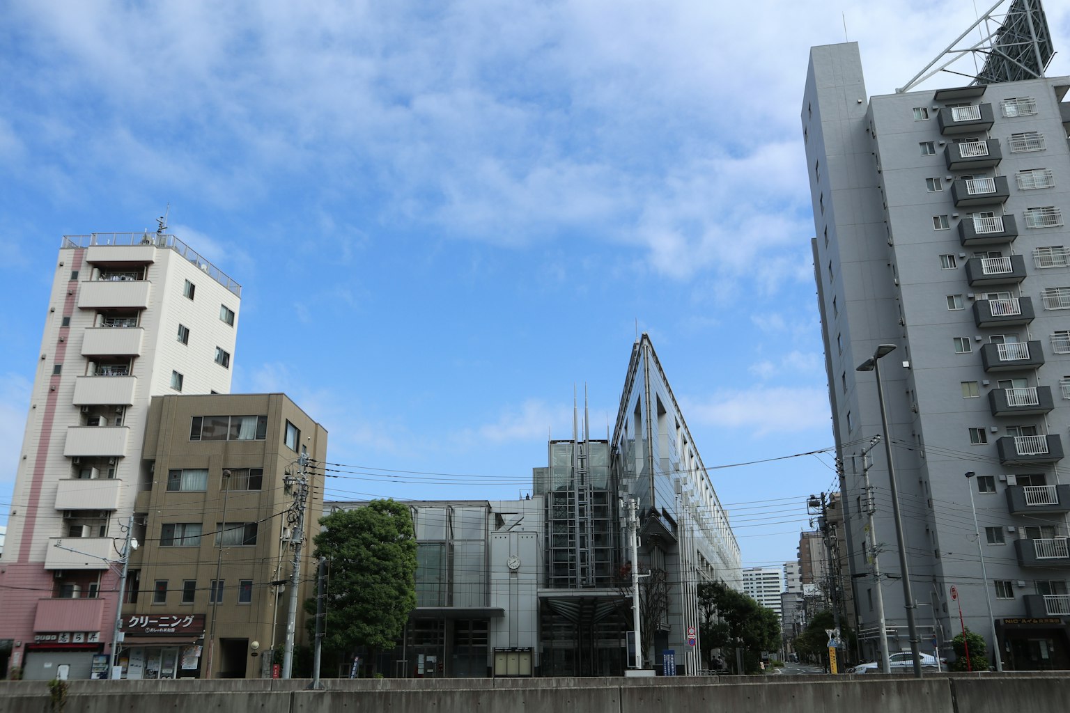 Paesaggio urbano con edifici moderni e antichi sotto un cielo azzurro