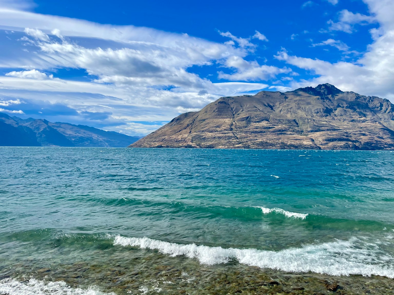蓝色海洋和群山的美丽景色
