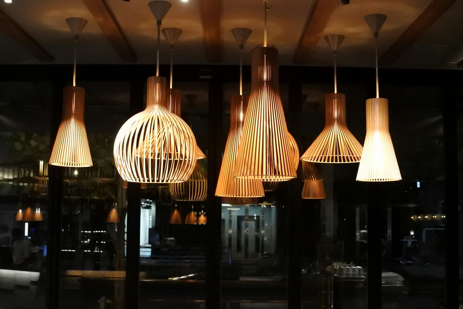 Interior moderno con lámparas colgantes de madera
