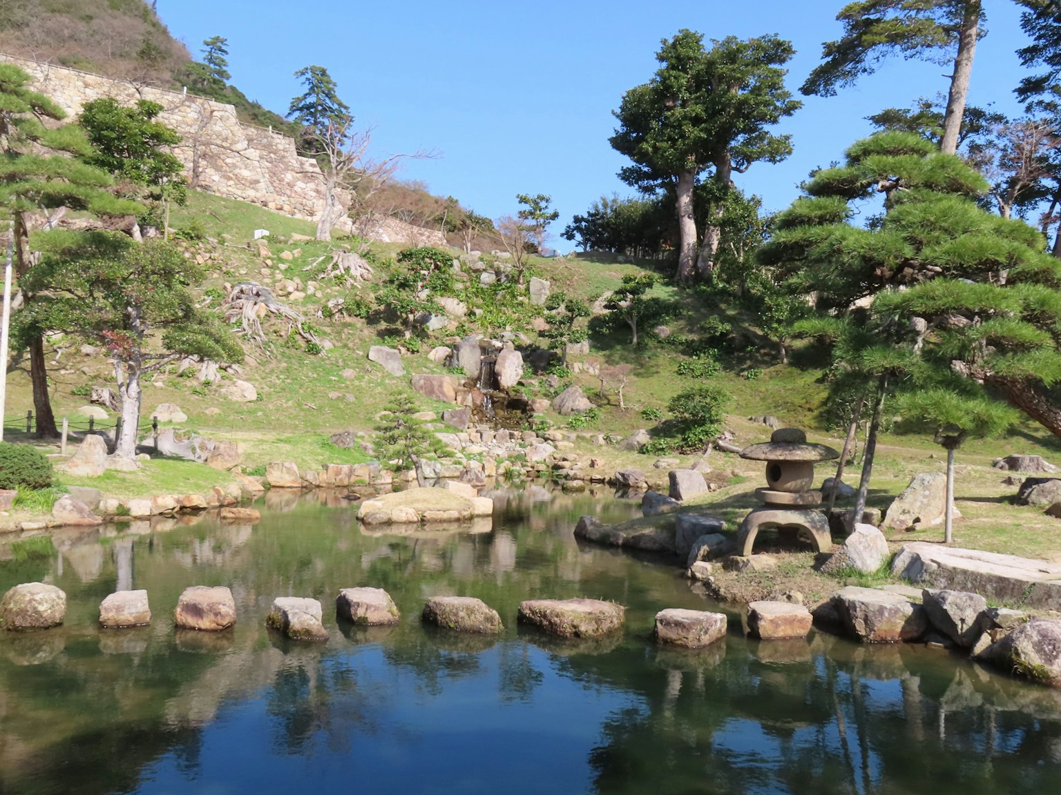 สวนญี่ปุ่นที่สวยงามมีสระน้ำและก้อนหิน
