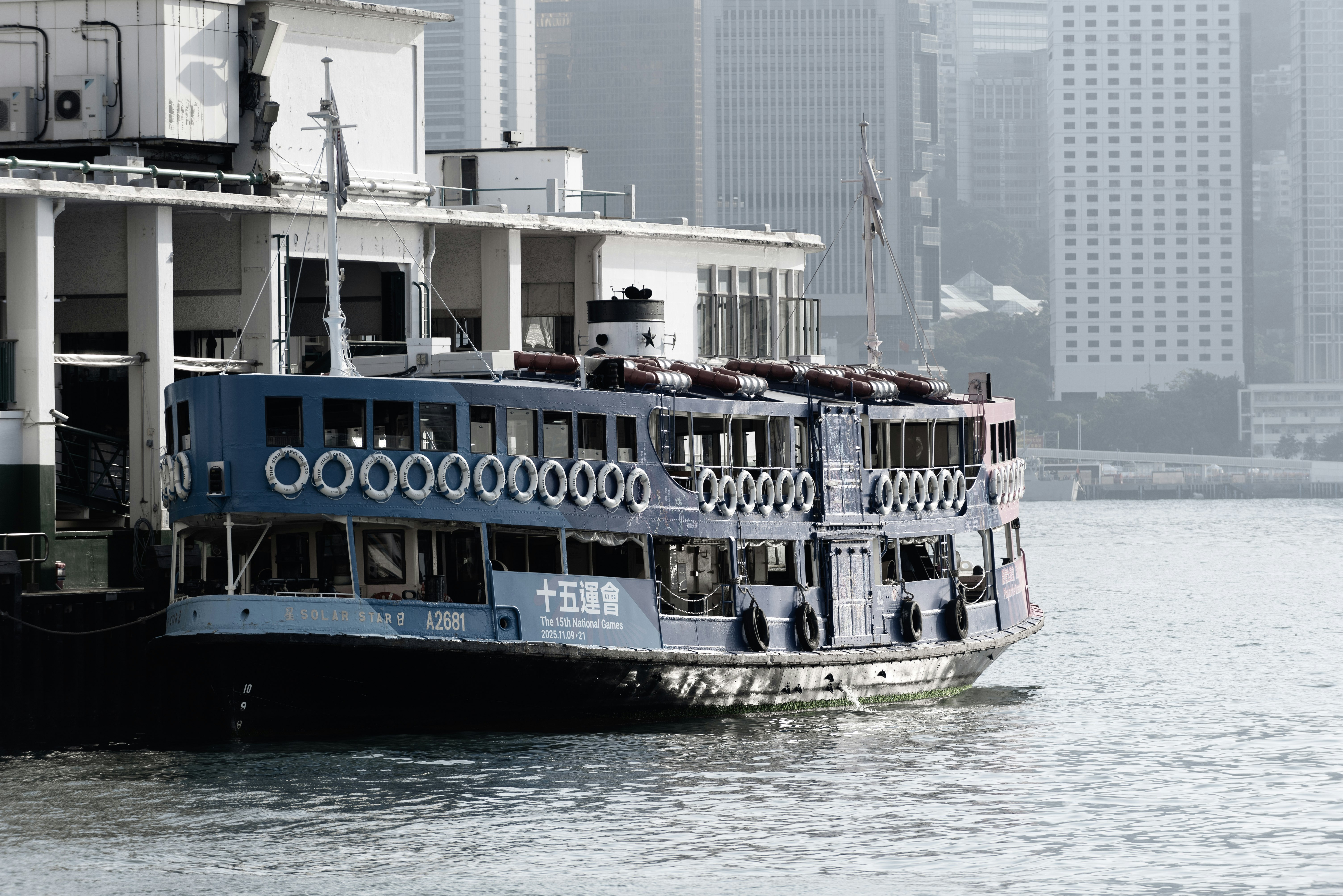 香港のフェリーが港に停泊している風景