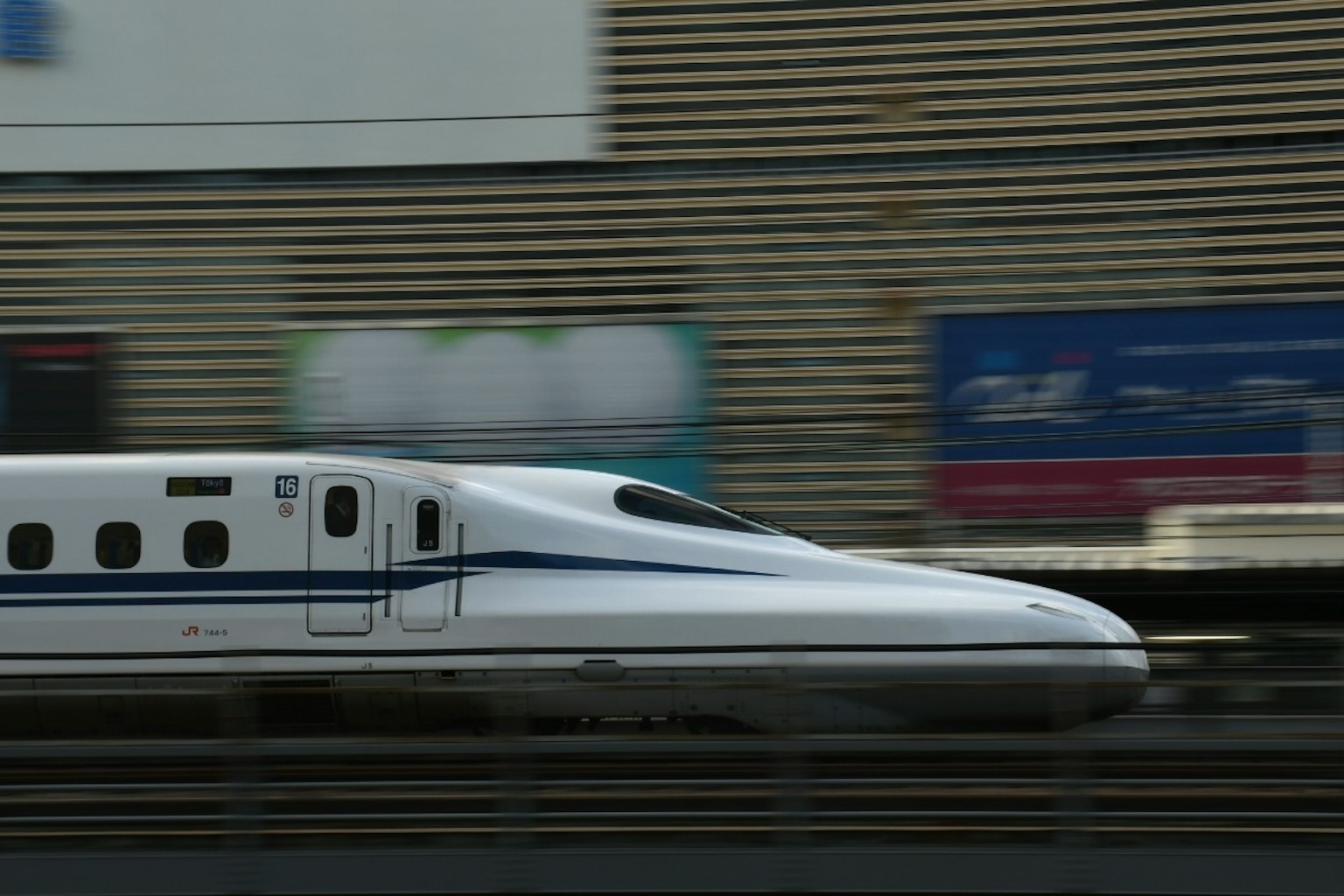 Hình ảnh của Shinkansen đang chạy nhanh với hiệu ứng mờ chuyển động