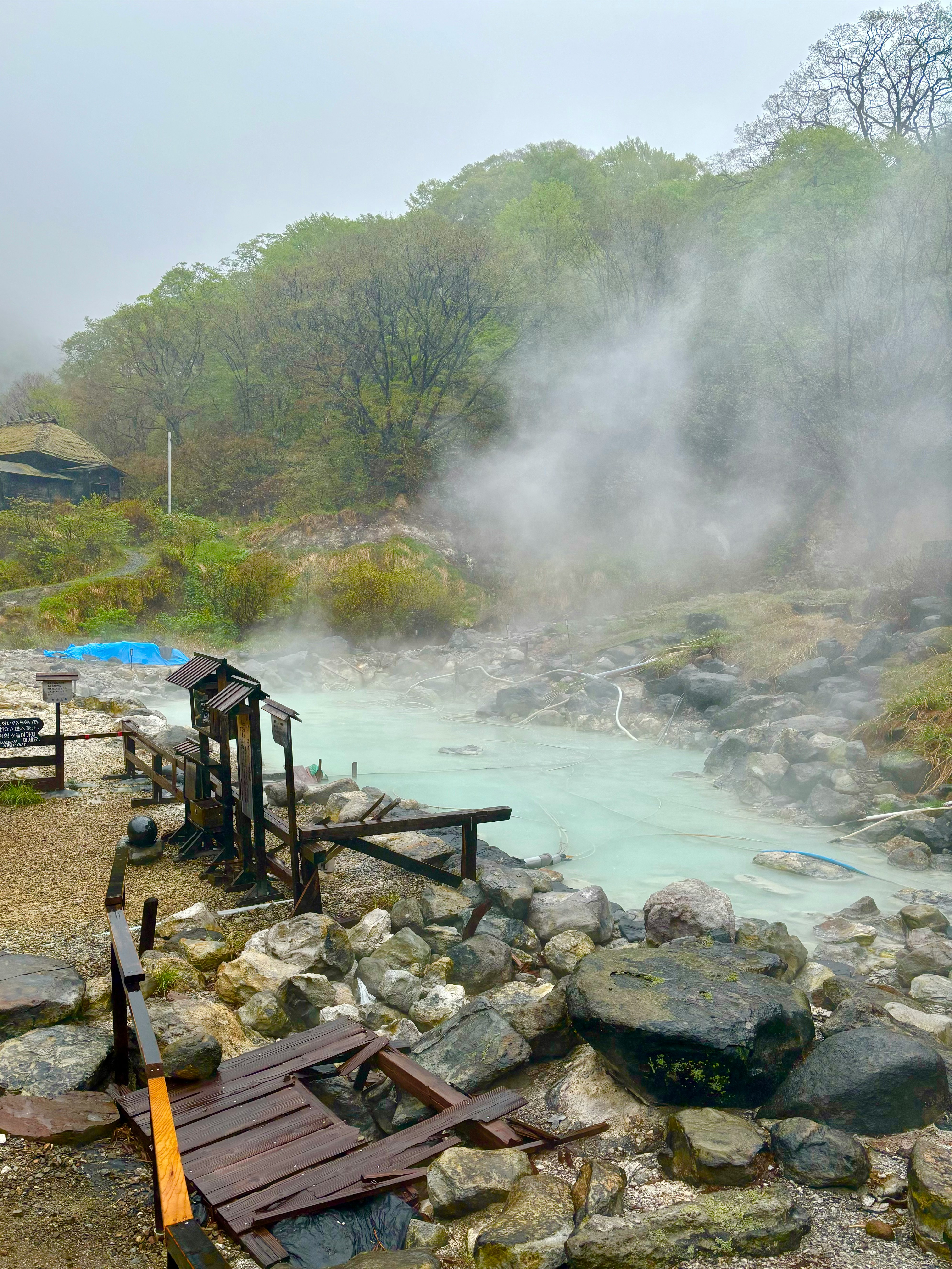 露天温泉冒着蒸汽的岩石浴池与木质浴缸