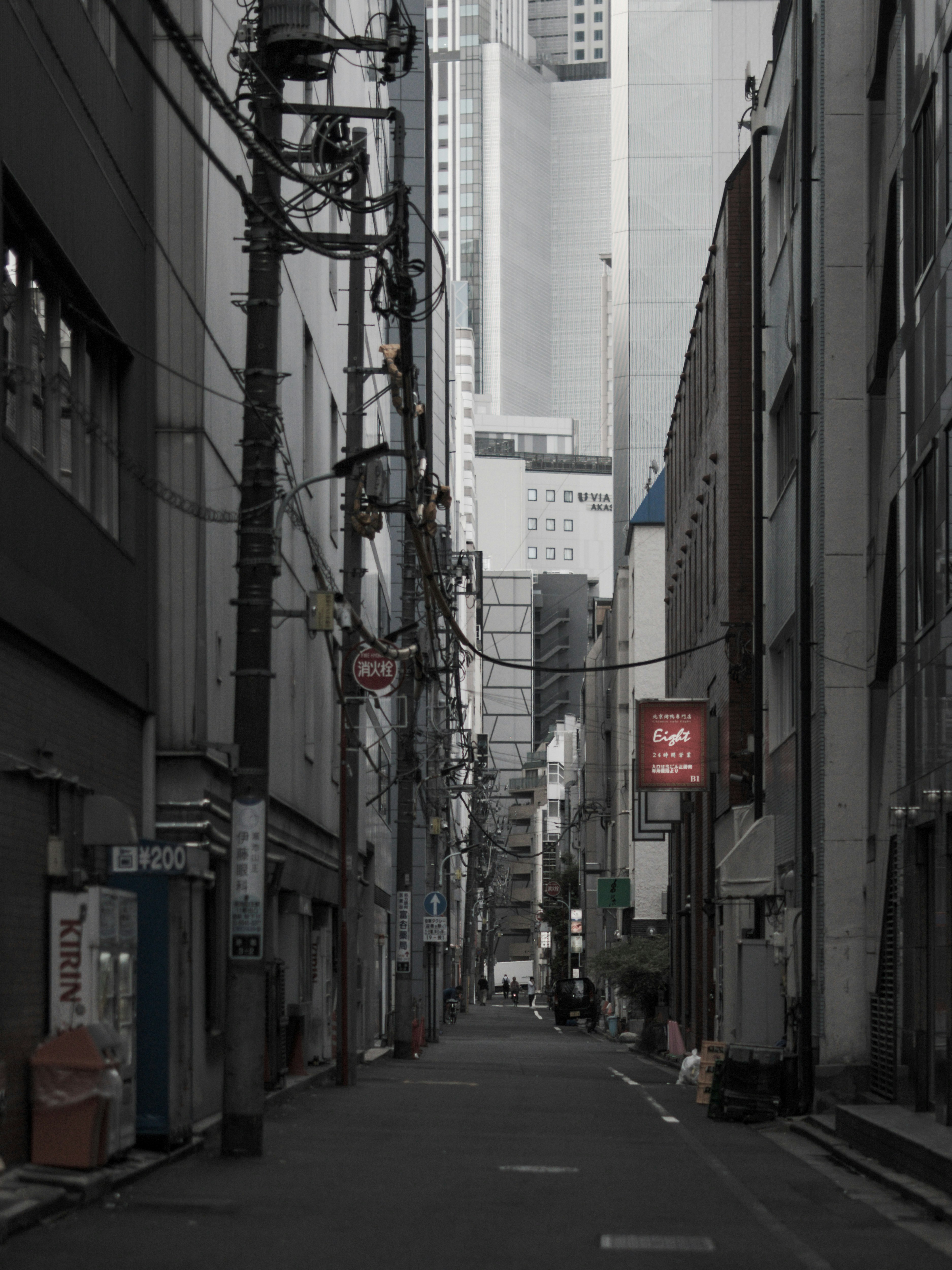 路地に続く都市の街並み