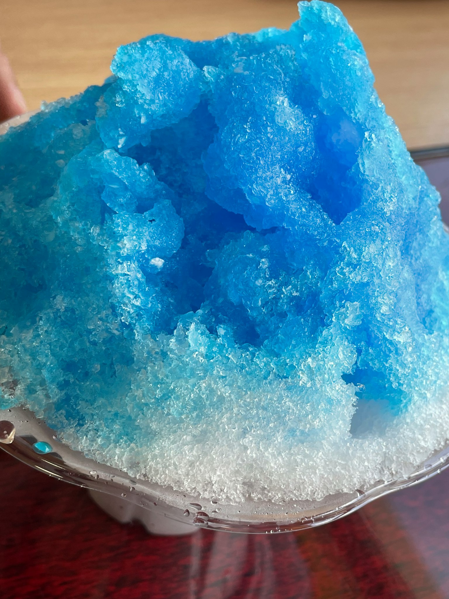 Gunung es serut biru di atas es putih