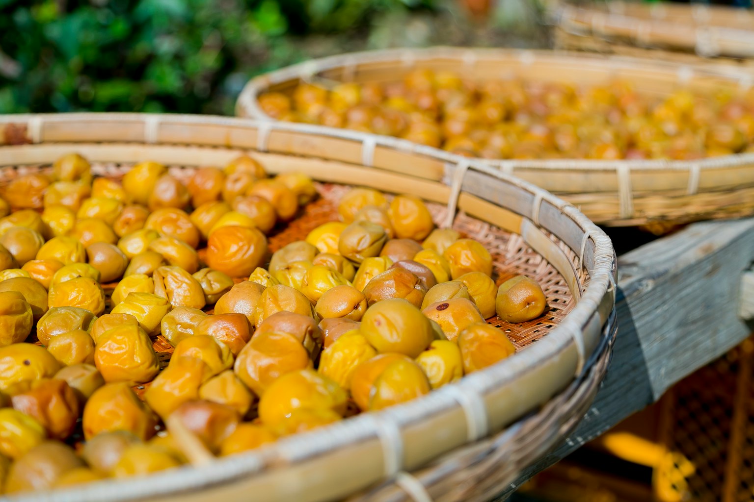 Trái cây màu vàng được sắp xếp trong giỏ tre
