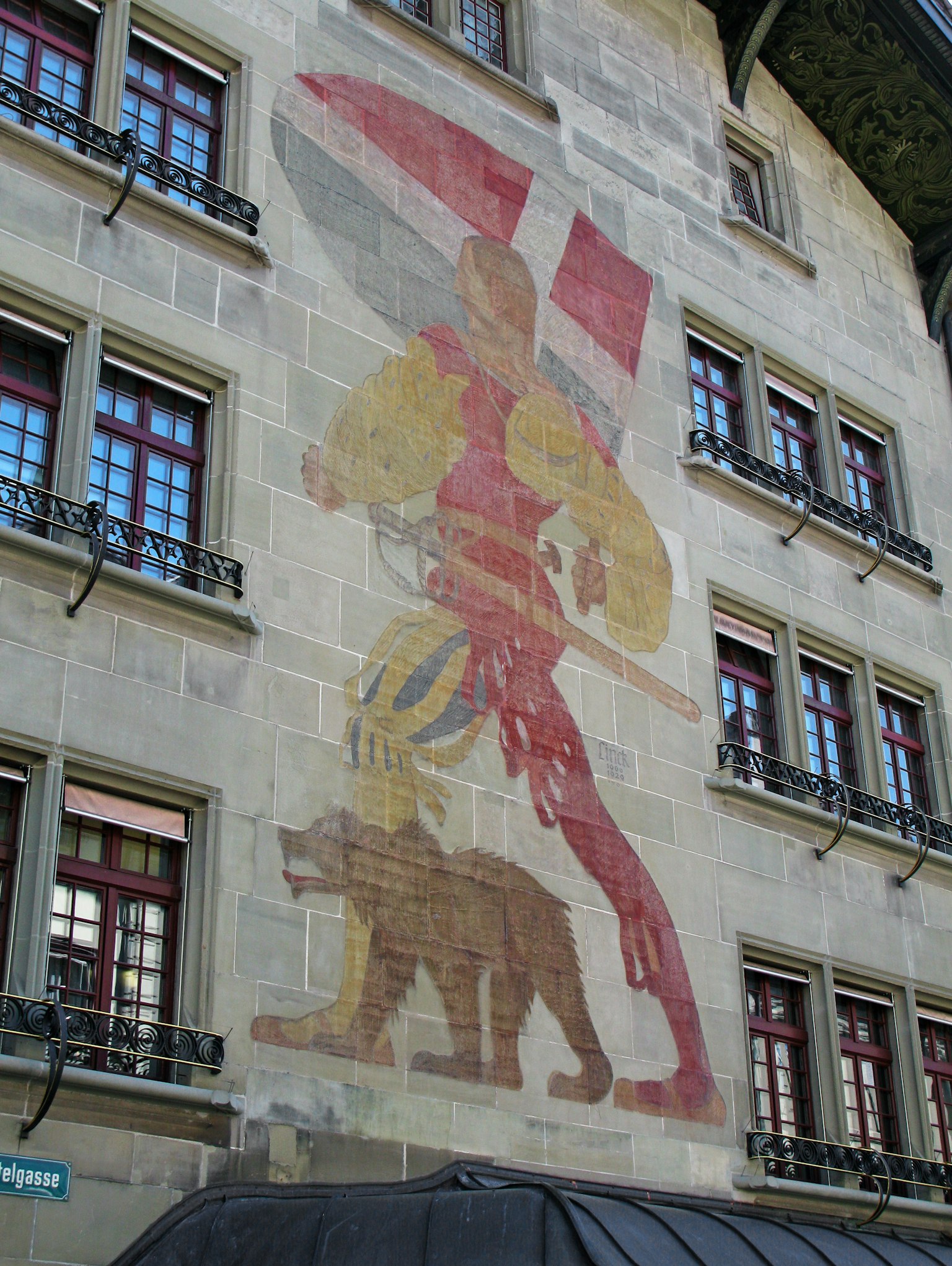 Mural de Saint Georges avec un ours sur une façade de bâtiment