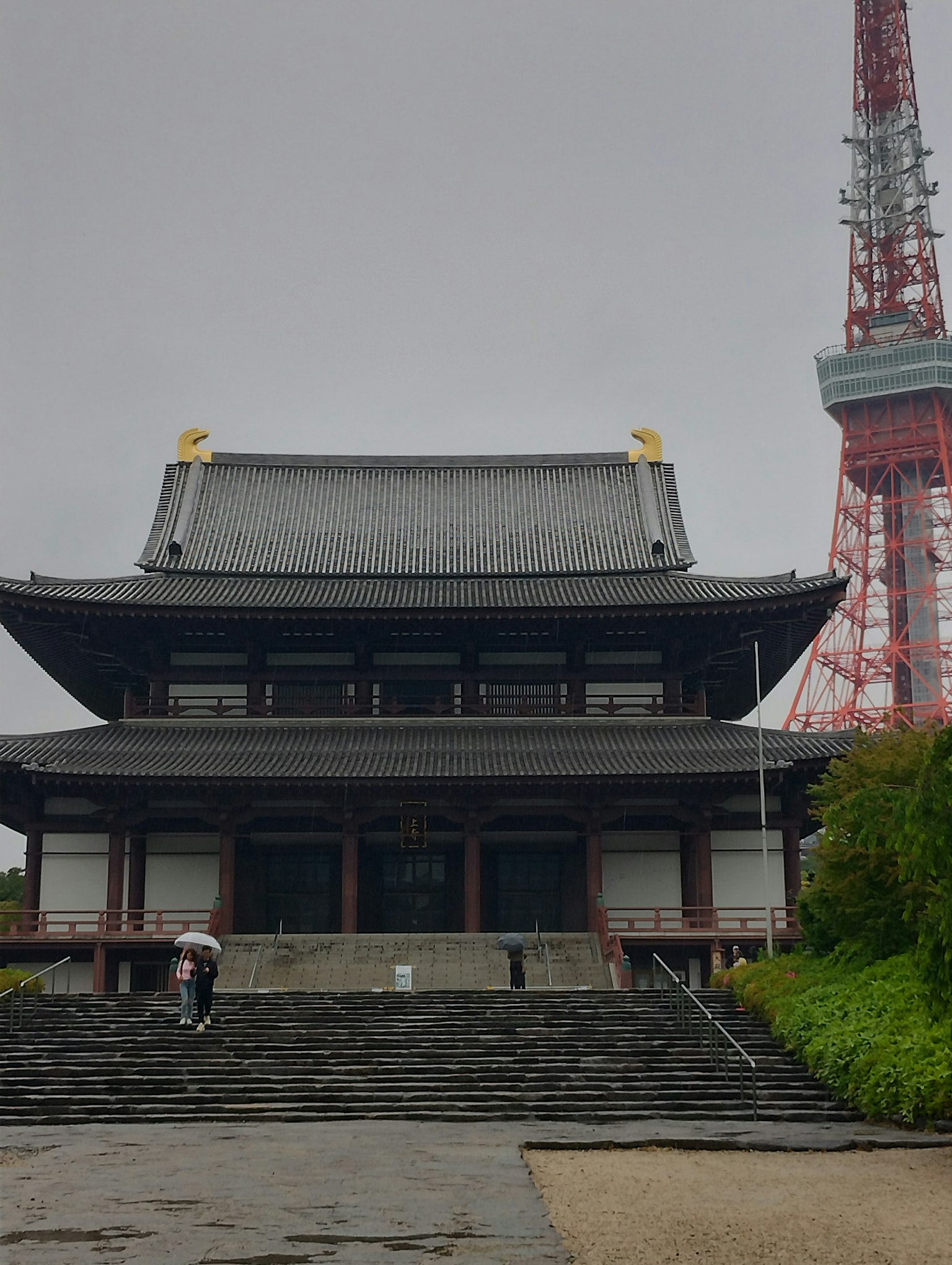 東京塔附近寺廟的外觀和階梯