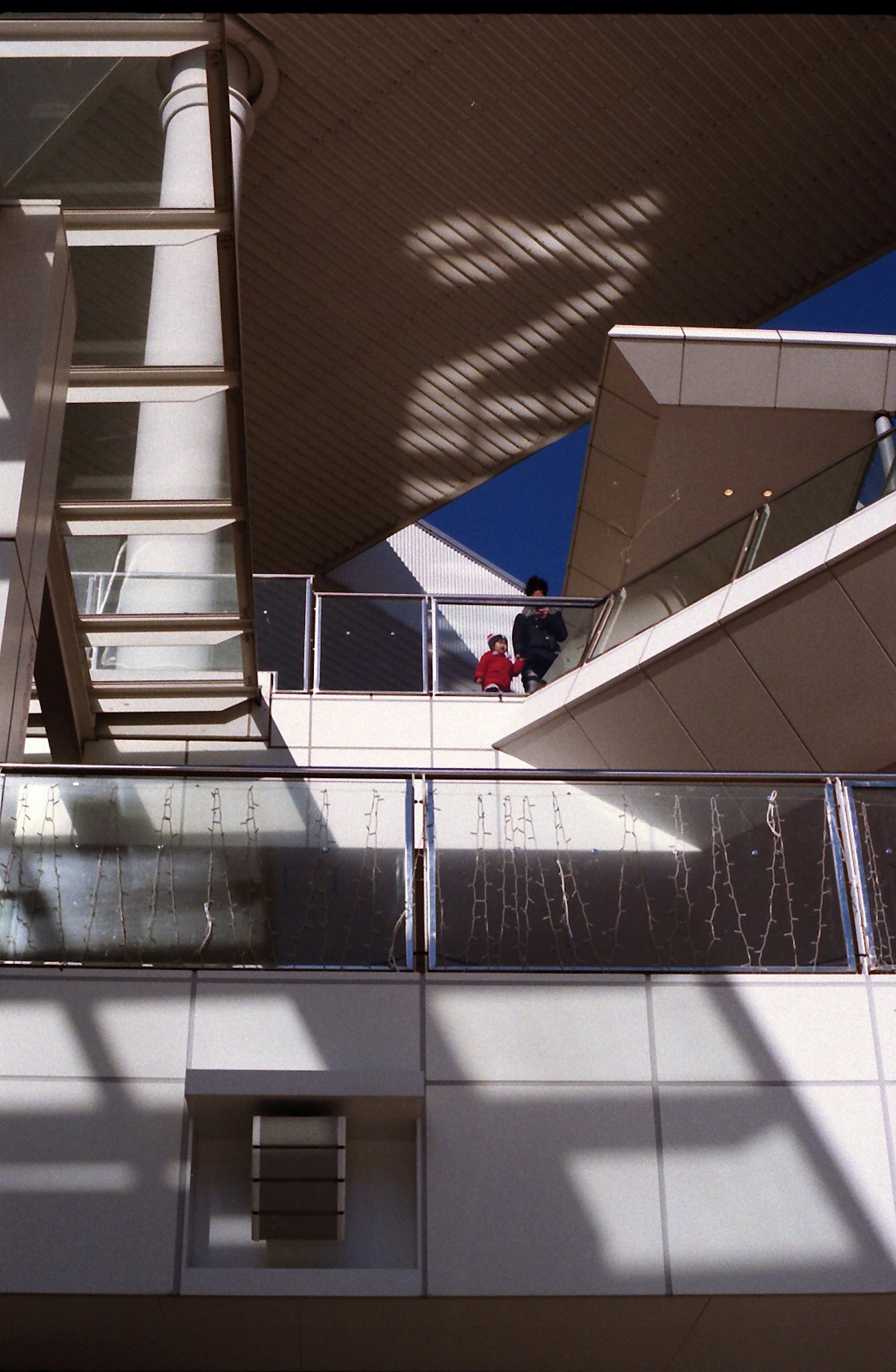 Estructura interior de un edificio moderno con escaleras y barandillas