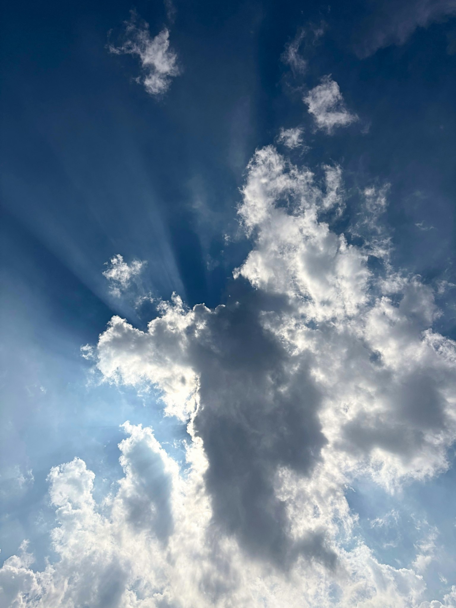 Nubes con rayos de luz en un cielo azul