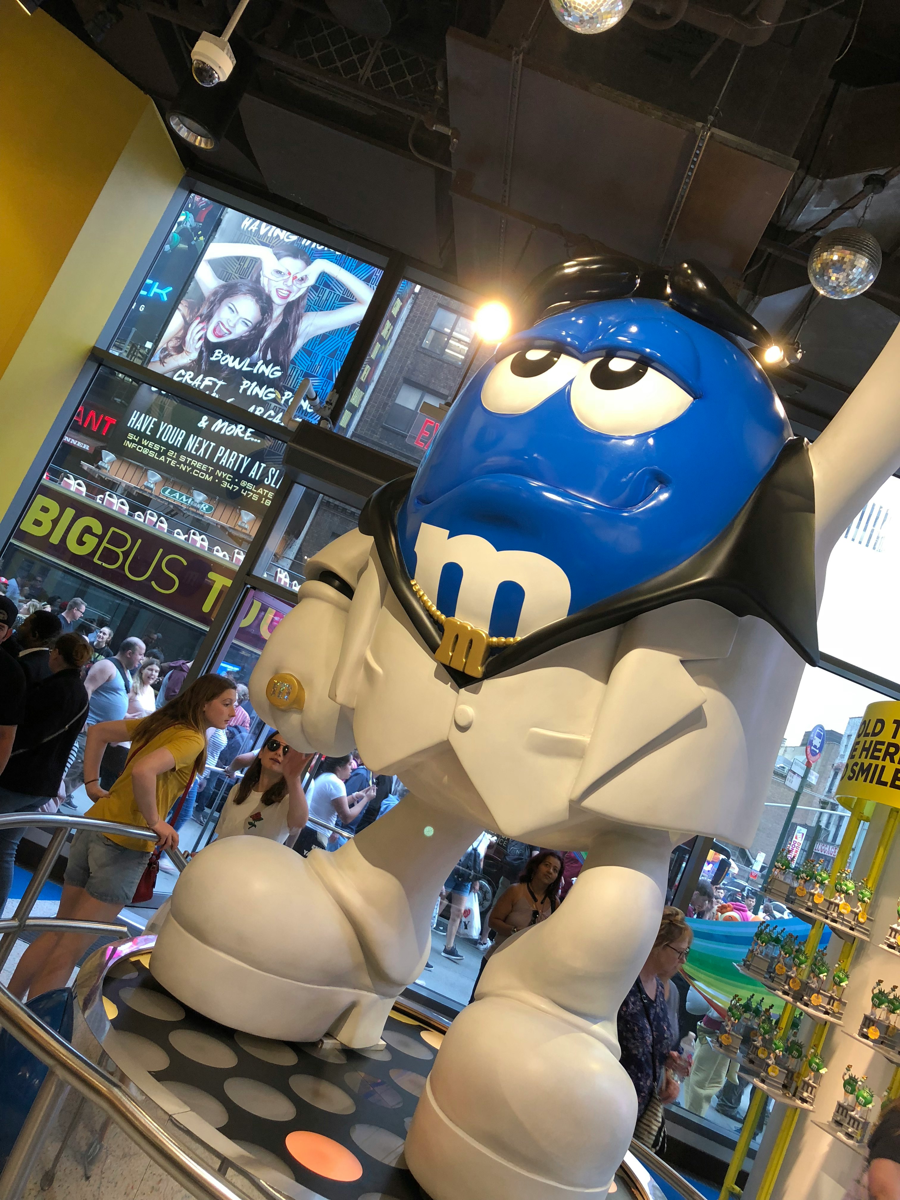 室內展台裡一個巨大的藍色卡通角色坐著