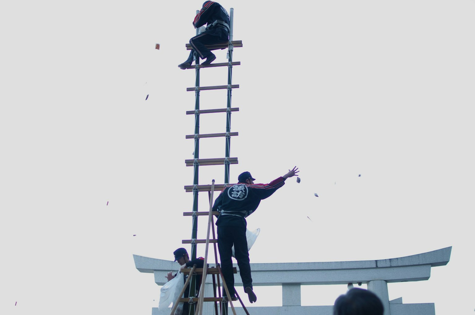 Personas realizando tareas en una escalera durante un festival tradicional