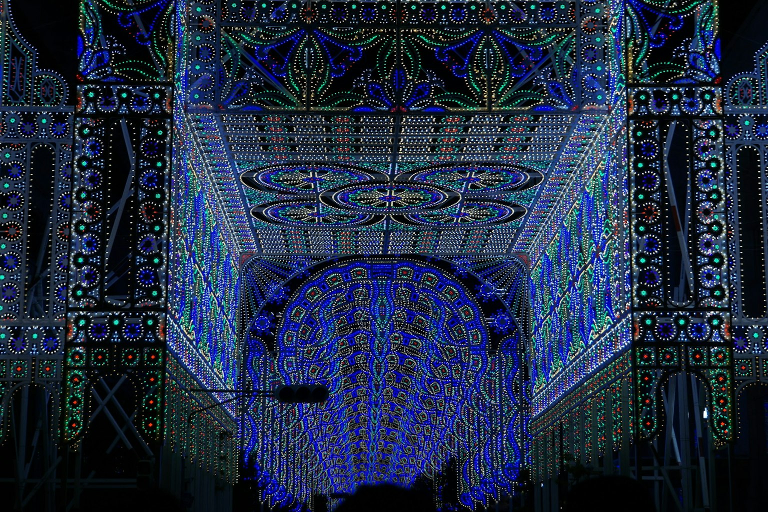 Un arco vibrante adornado con luces coloridas y diseños intrincados