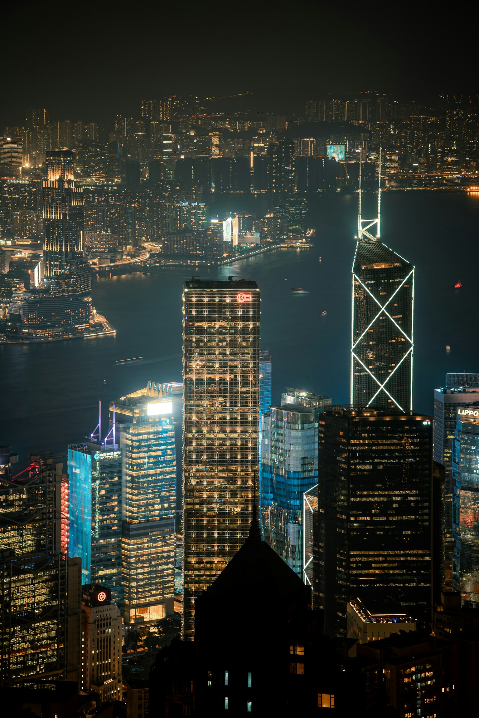 Nachtansicht der Skyline von Hongkong mit beleuchteten Wolkenkratzern