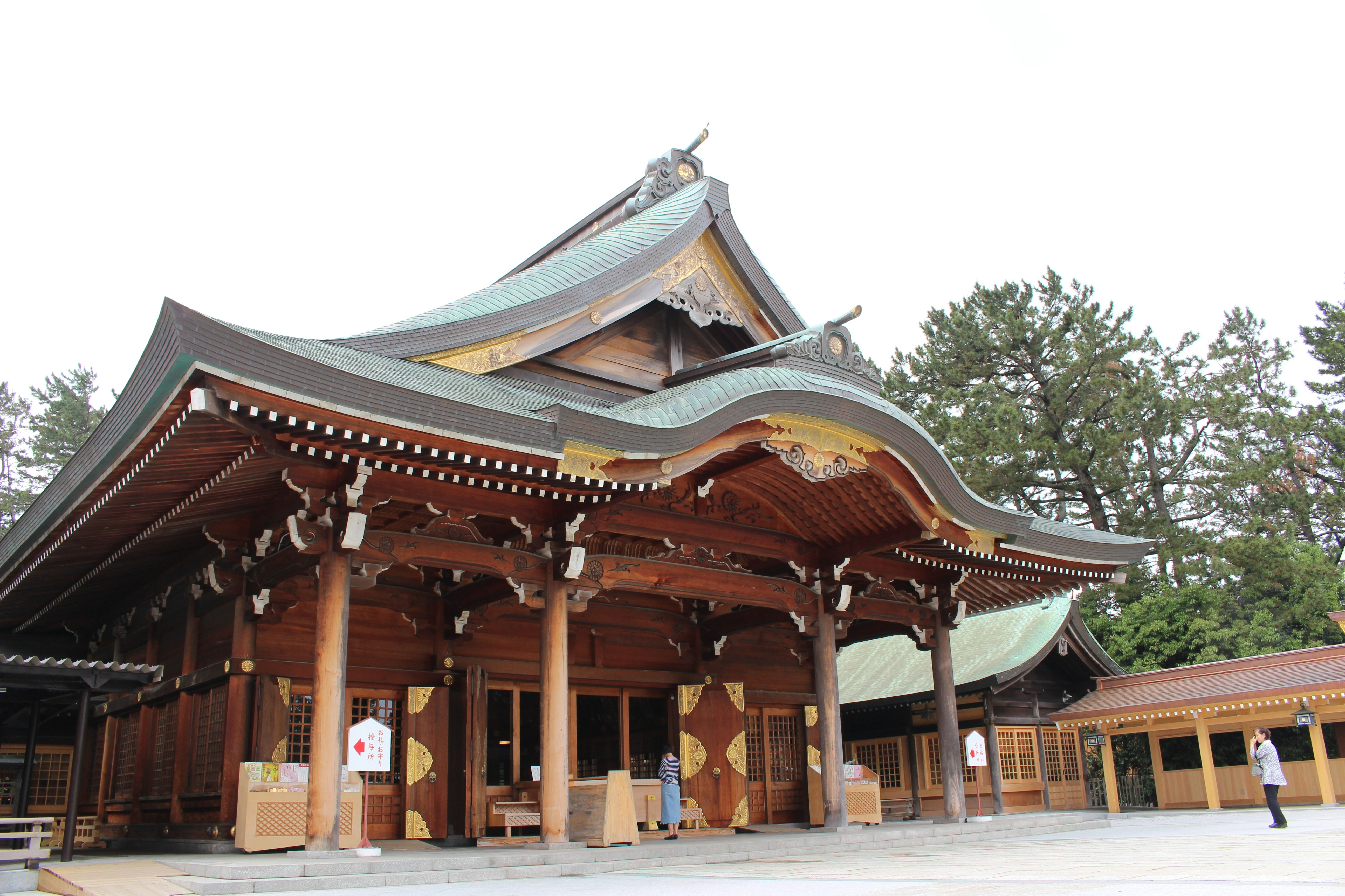 神社の本殿と拝殿のある木造建築