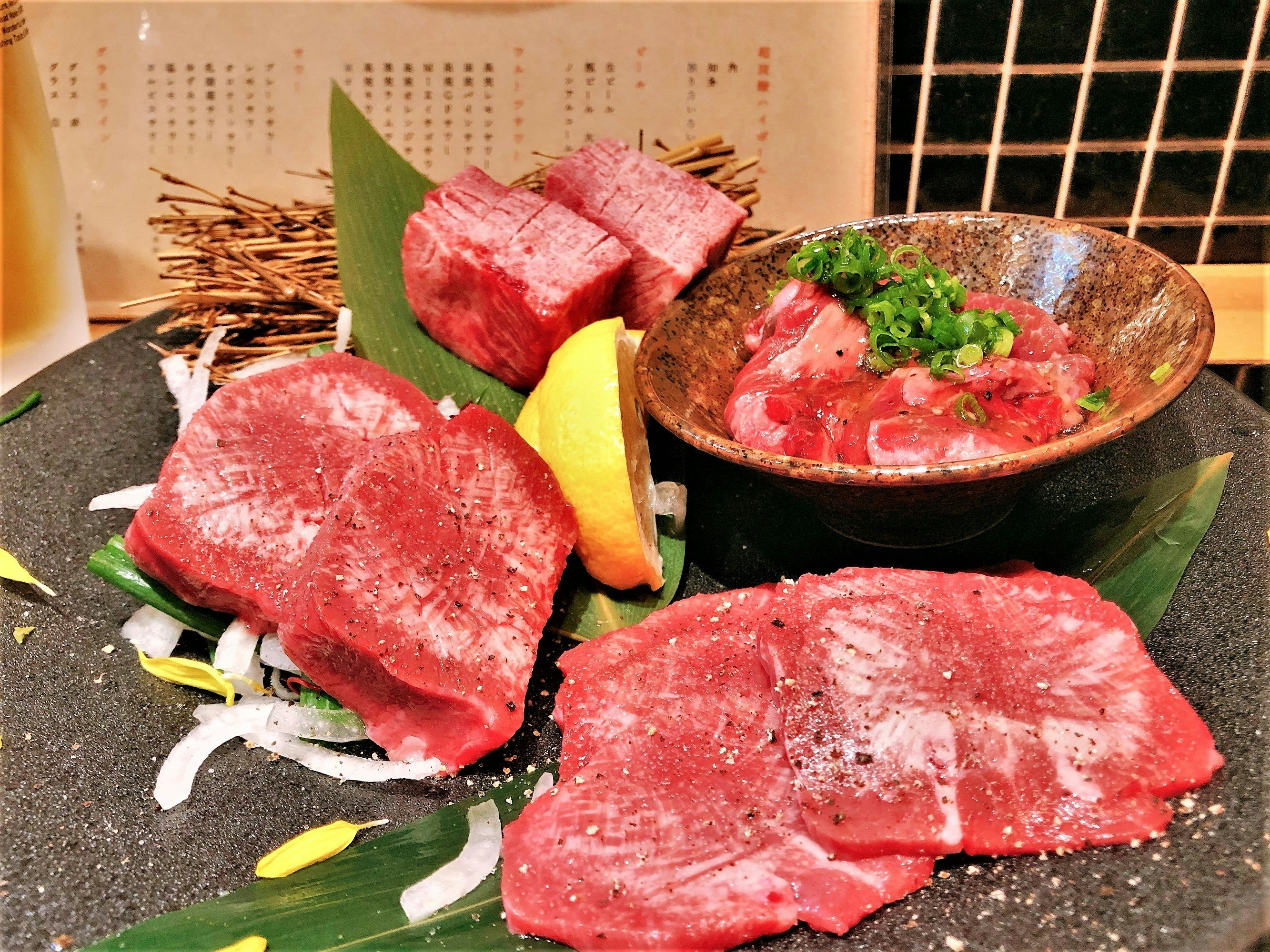 Assortiment de tranches de viande rouge avec herbes et condiments sur une plaque chauffante