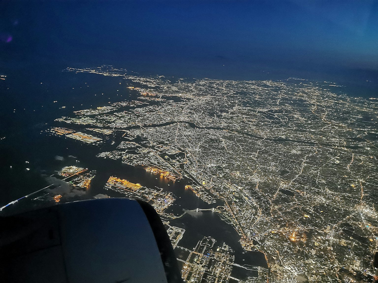 夜景城市的航空視圖包含水道和港口