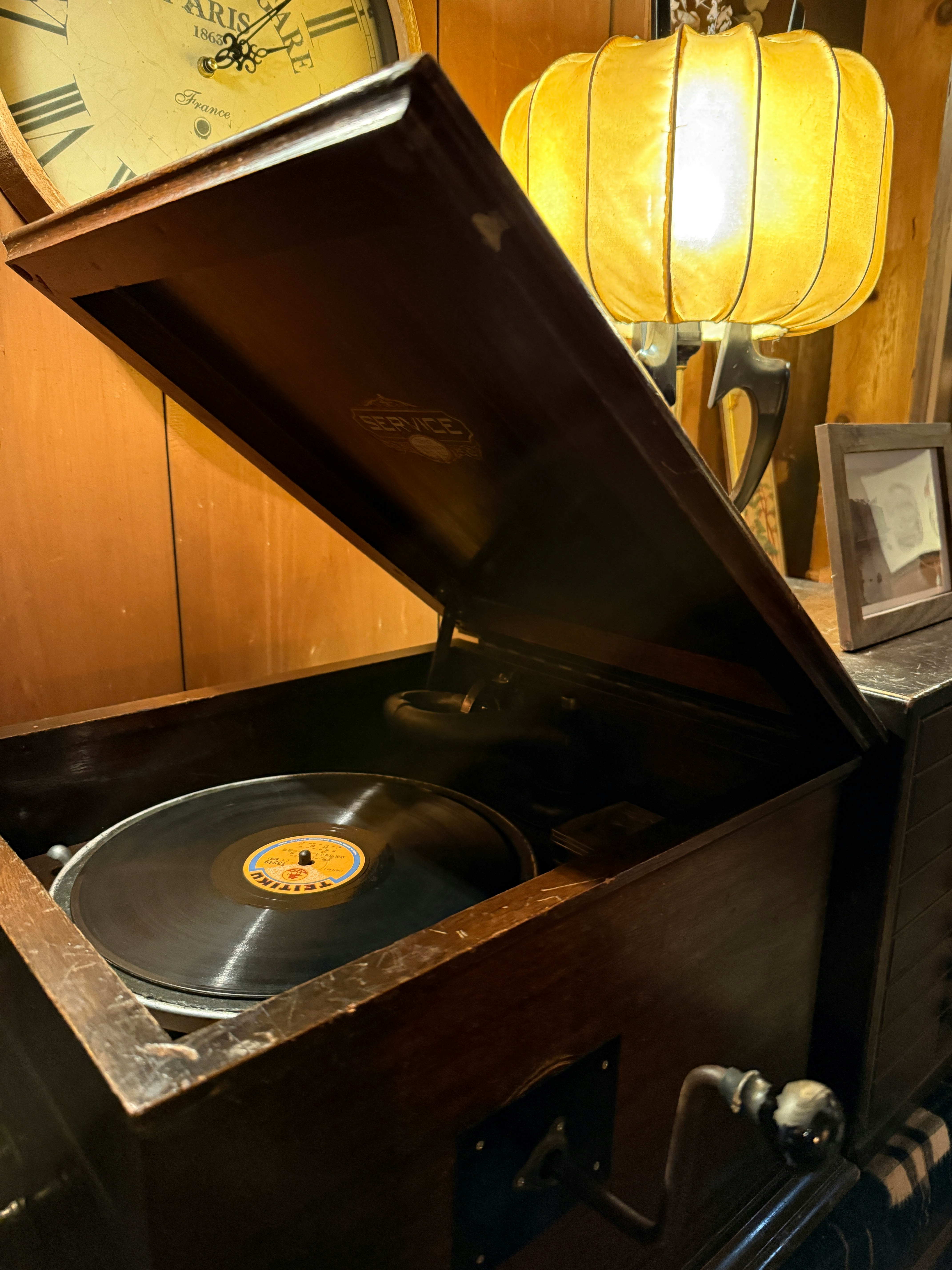 蓄音機のレコード盤と木製筐体のある室内