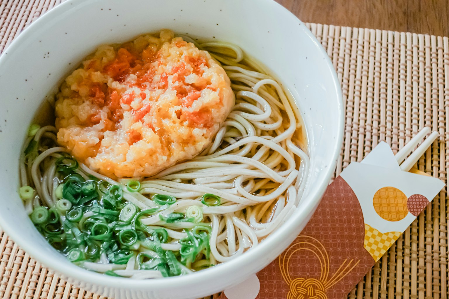 ชามบะหมี่โซบะที่มีเทมปุระและต้นหอม