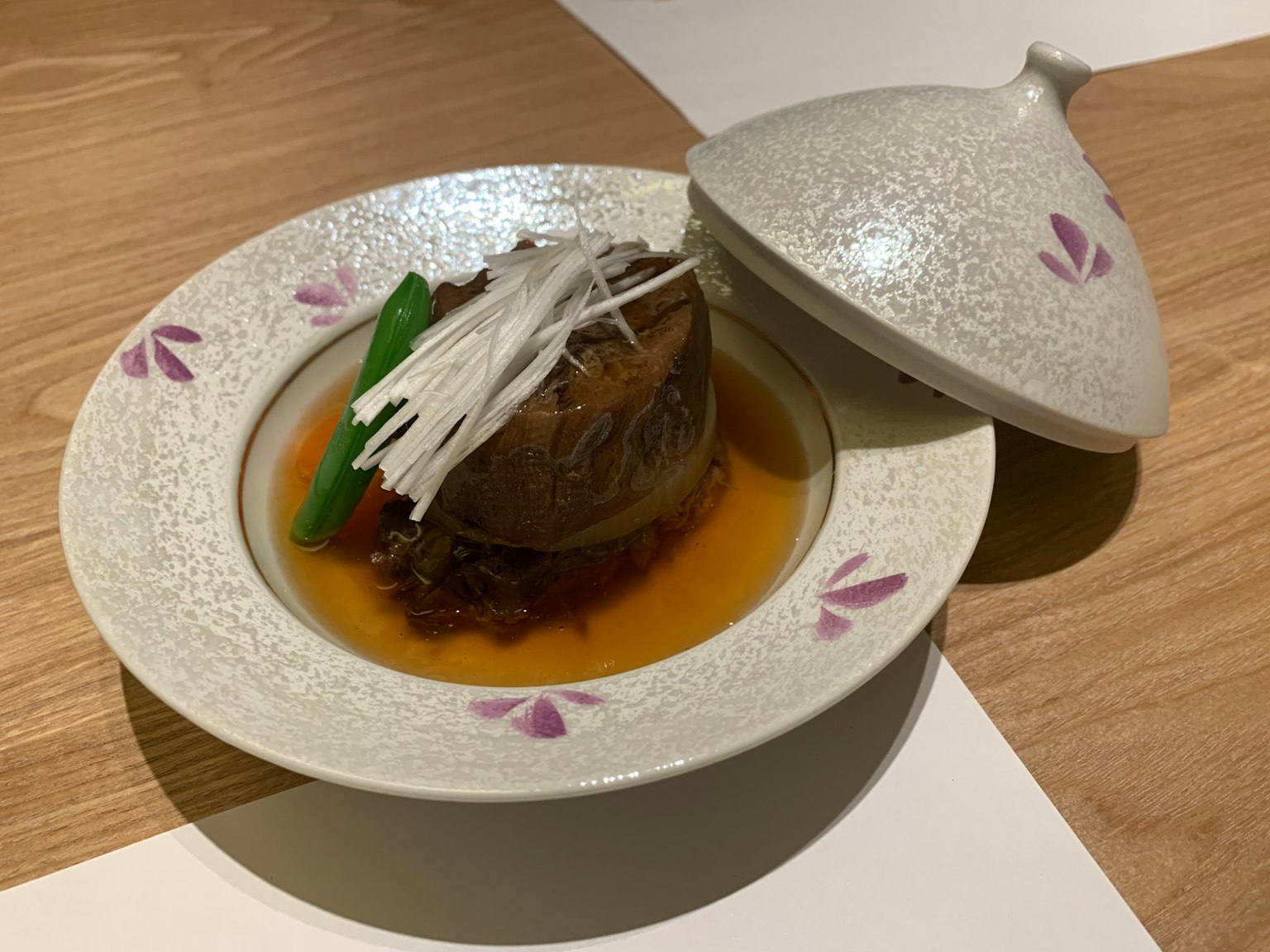 Un plato bellamente presentado servido en un plato blanco