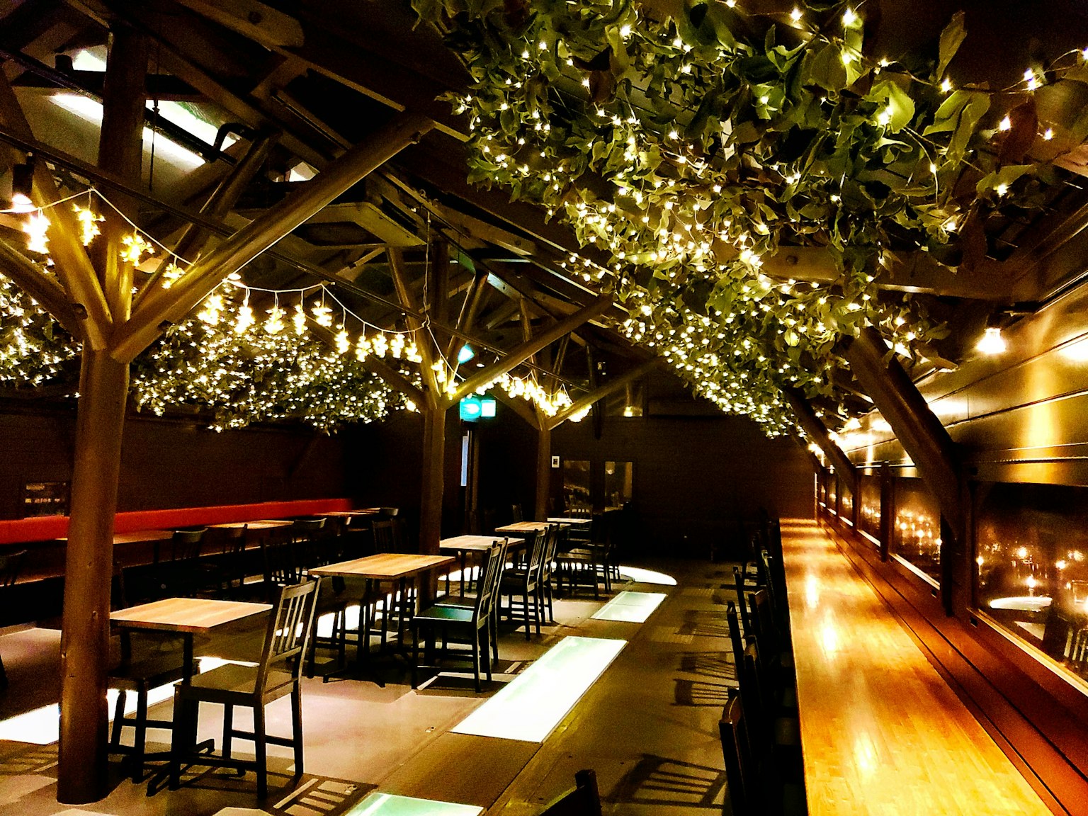 Interno di ristorante accogliente con illuminazione calda e decorazioni verdi