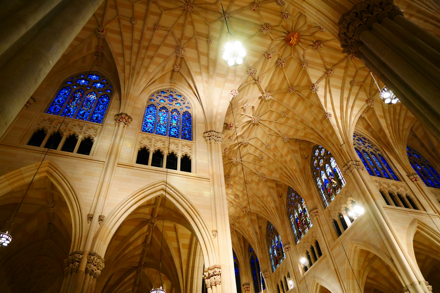 Hermoso techo de iglesia de estilo gótico con vitrales
