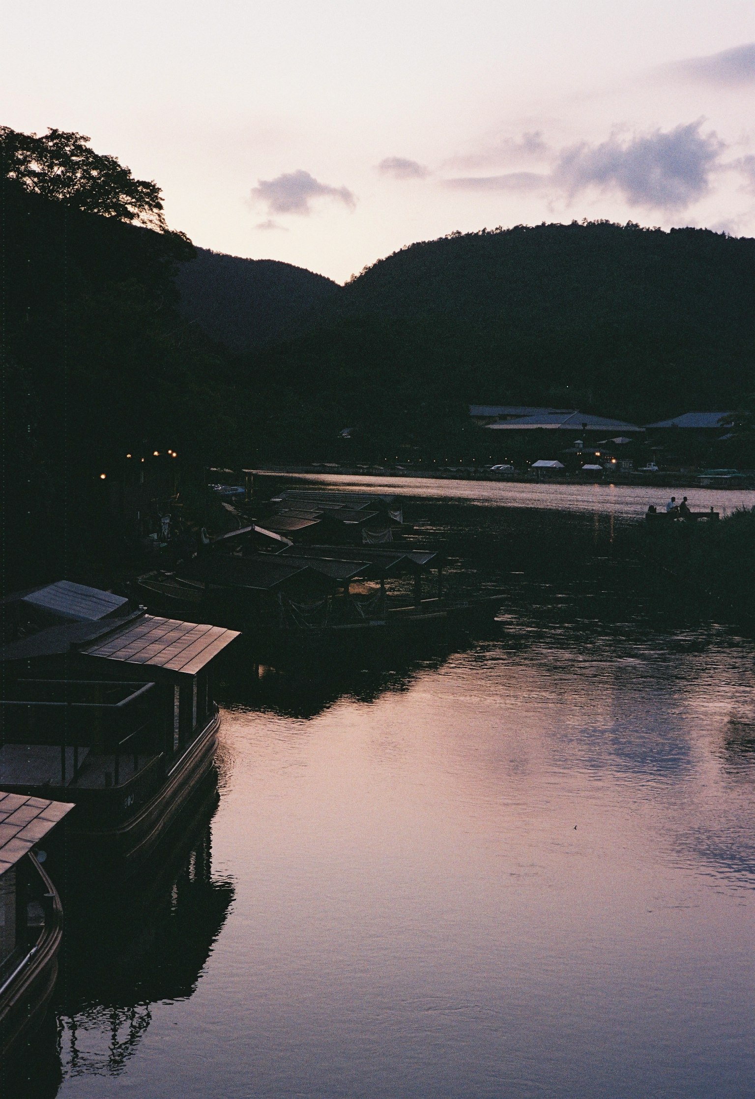 조용한 강 풍경과 산들 물 위의 황혼 반사