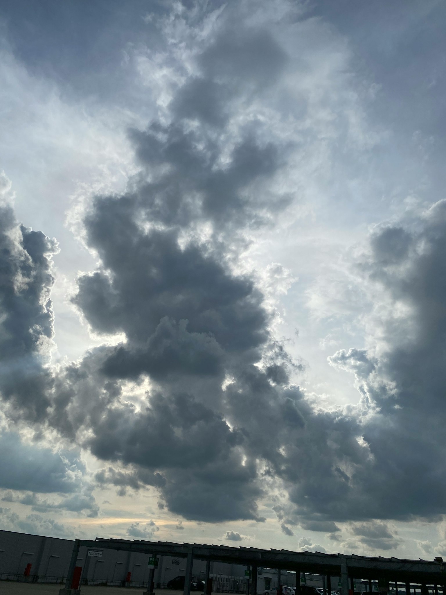 Formación de nubes dramáticas con luz filtrándose