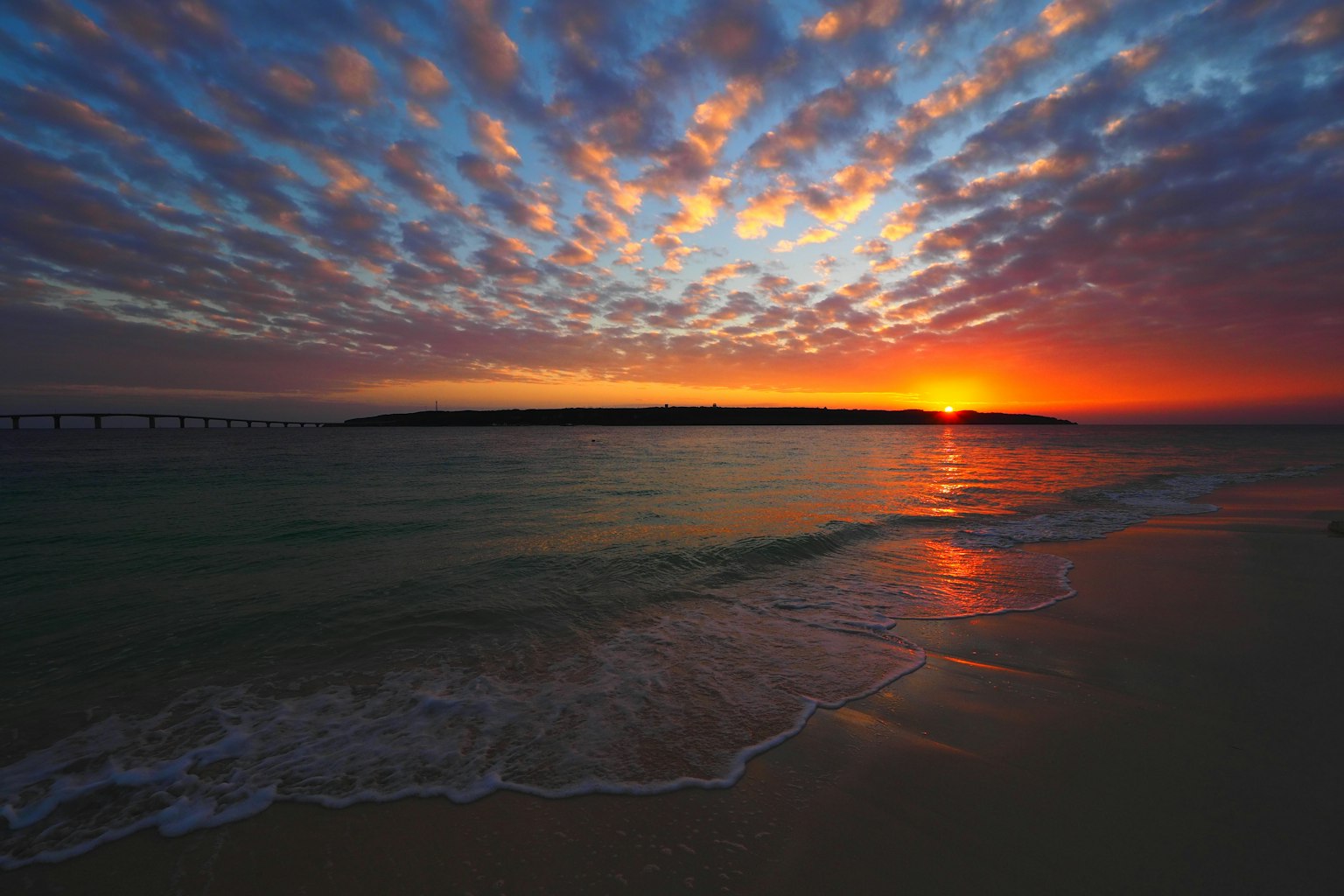 Splendido tramonto che si riflette sul mare
