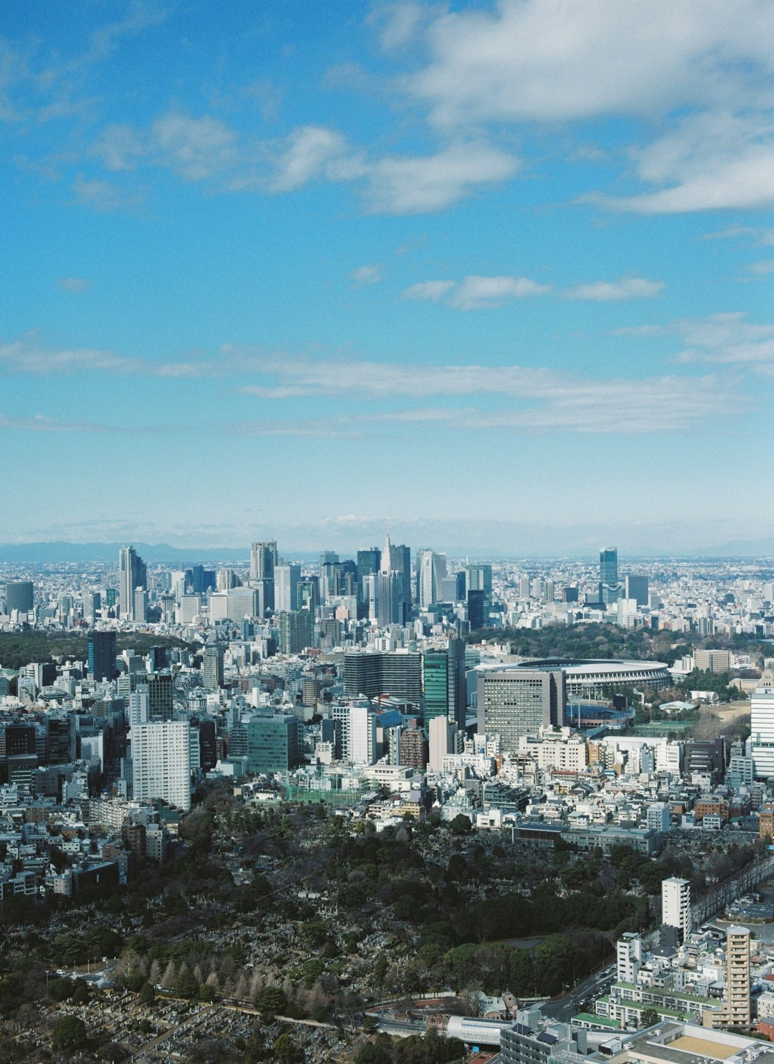 Vue de la ligne d'horizon de Tokyo avec des gratte-ciels et un ciel bleu