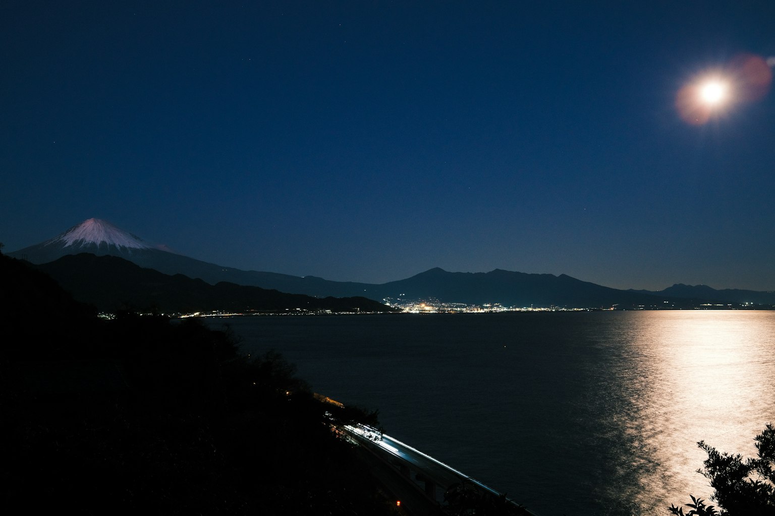 Pemandangan malam Gunung Fuji dengan danau diterangi bulan