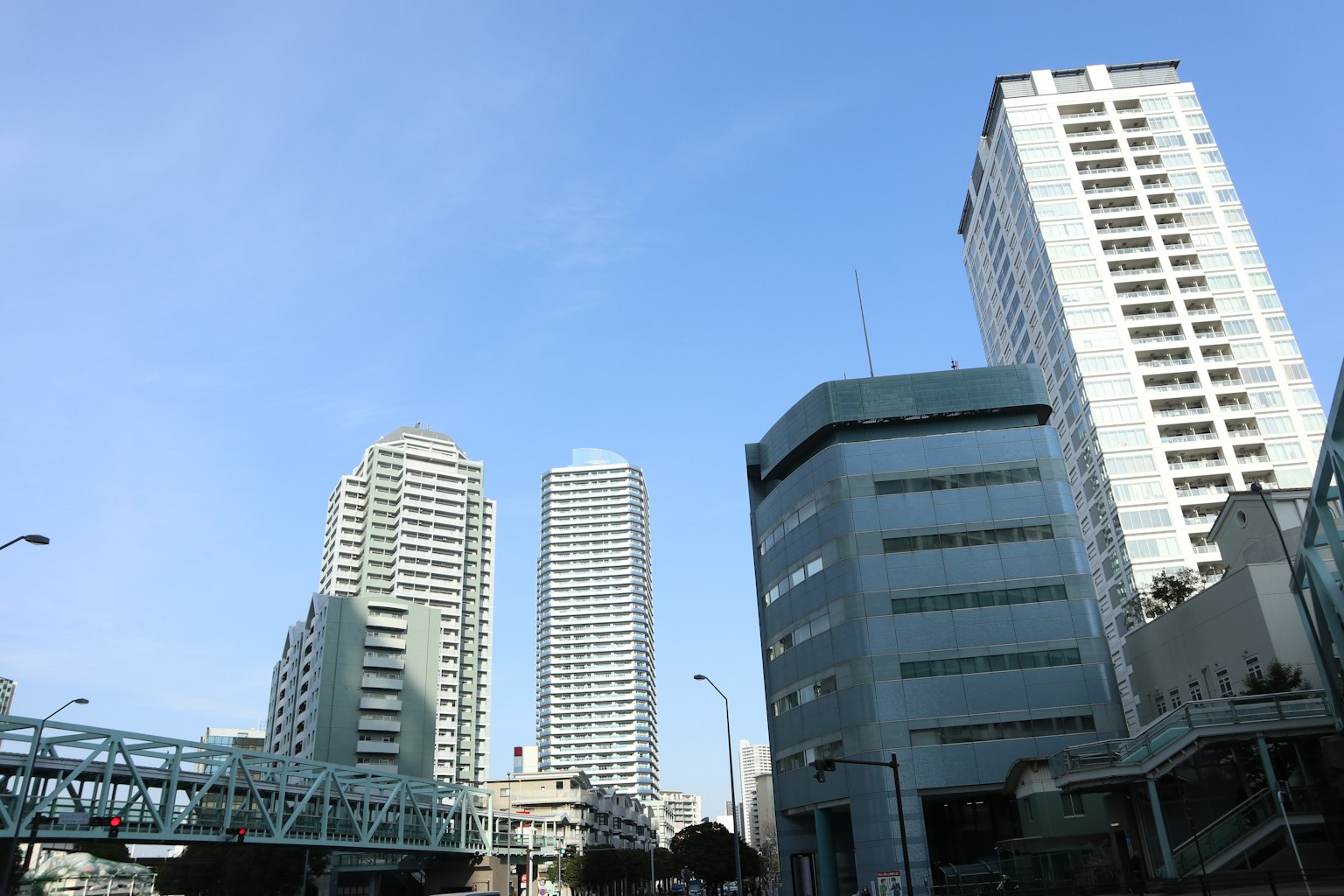 晴朗藍天下的摩天大樓和現代建築