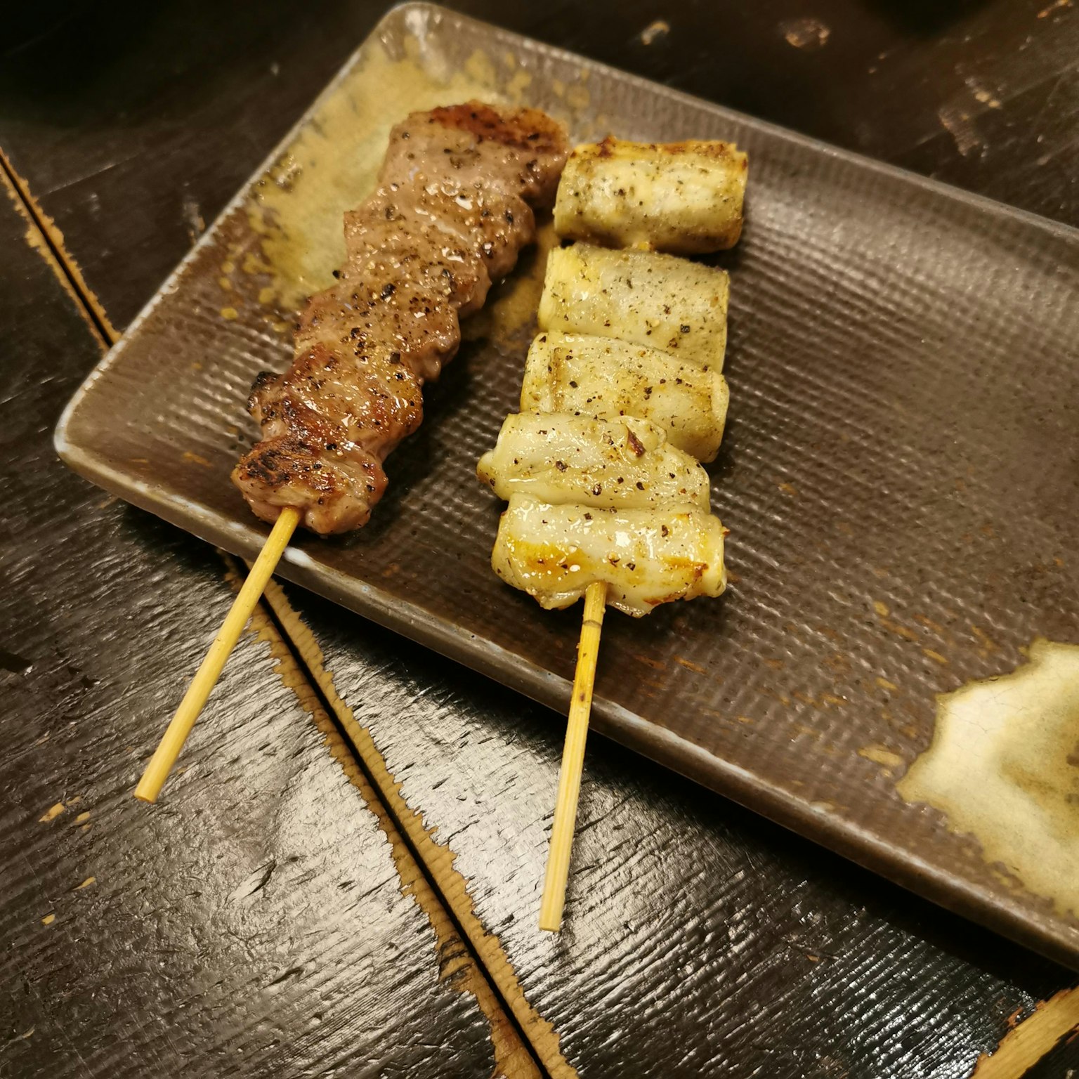 串烧肉和蔬菜在盘子上
