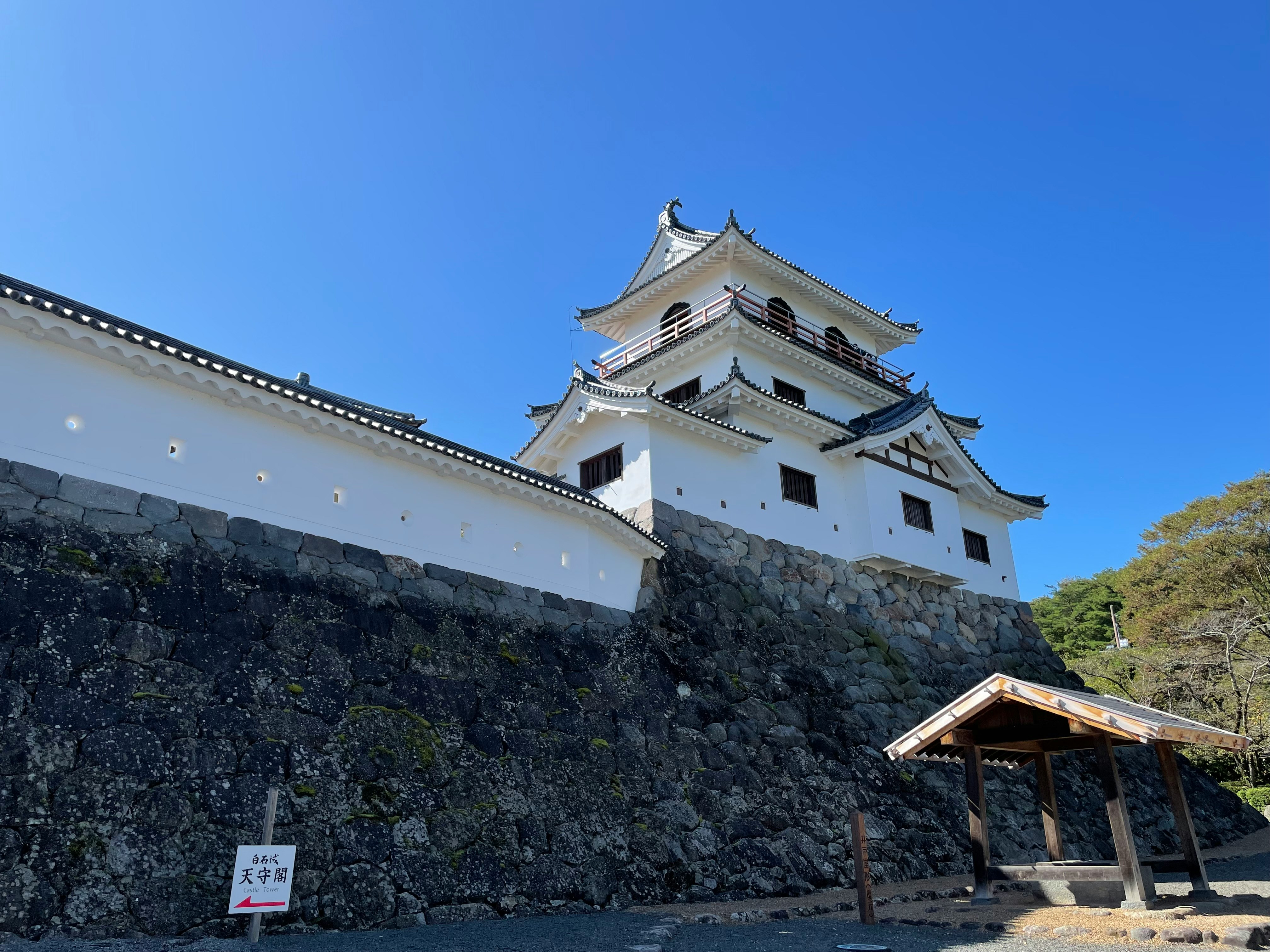 白石城の石垣と天守閣のある城郭の風景