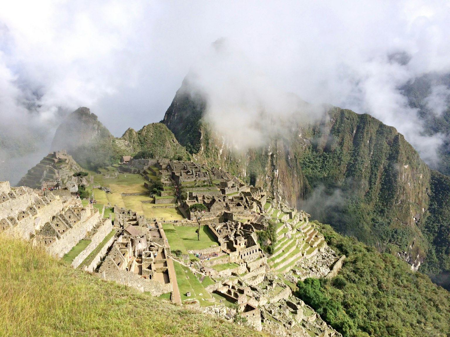 Rovine di Machu Picchu circondate da montagne e nuvole