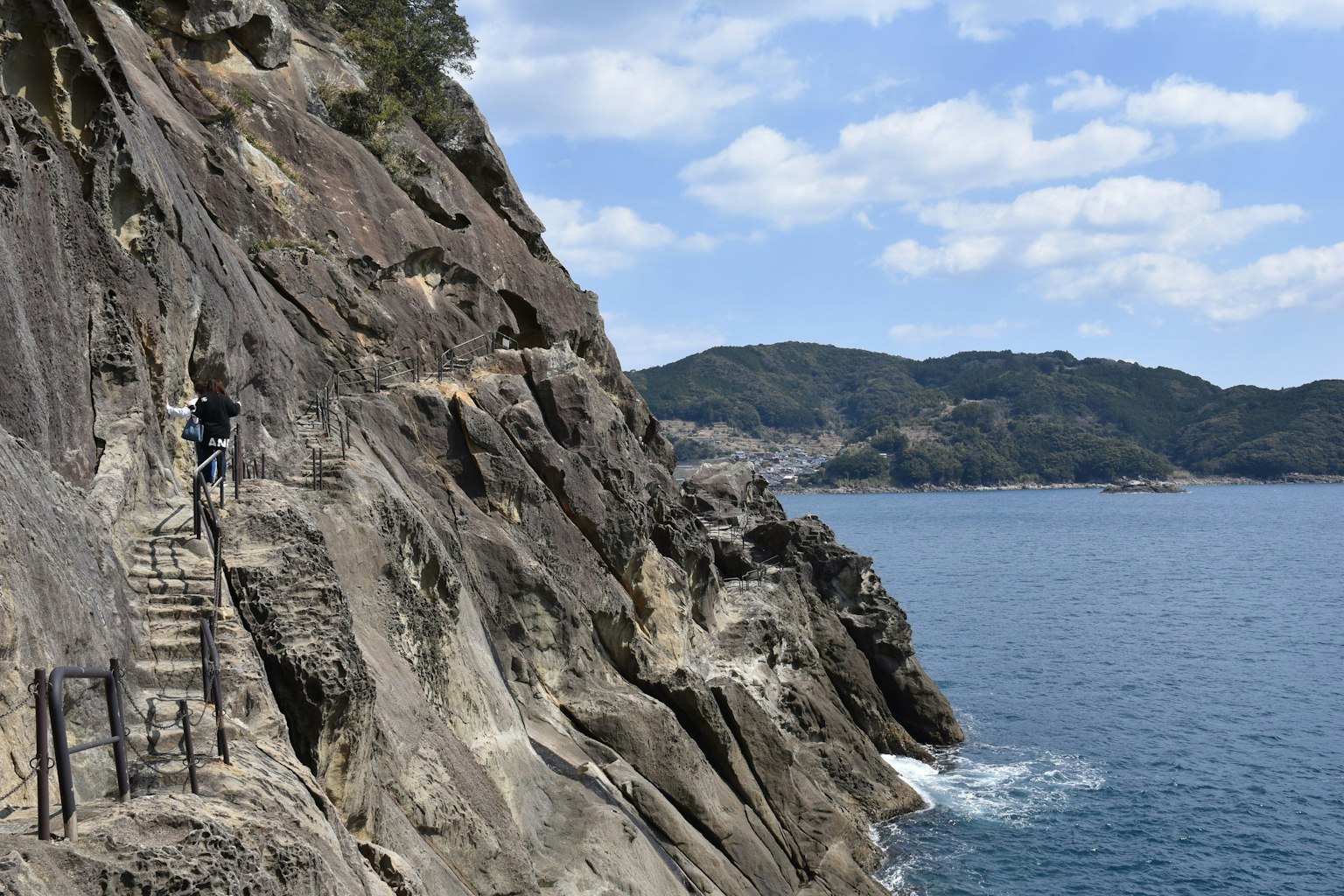 沿着岩石海岸的小路与蓝色海洋的景色