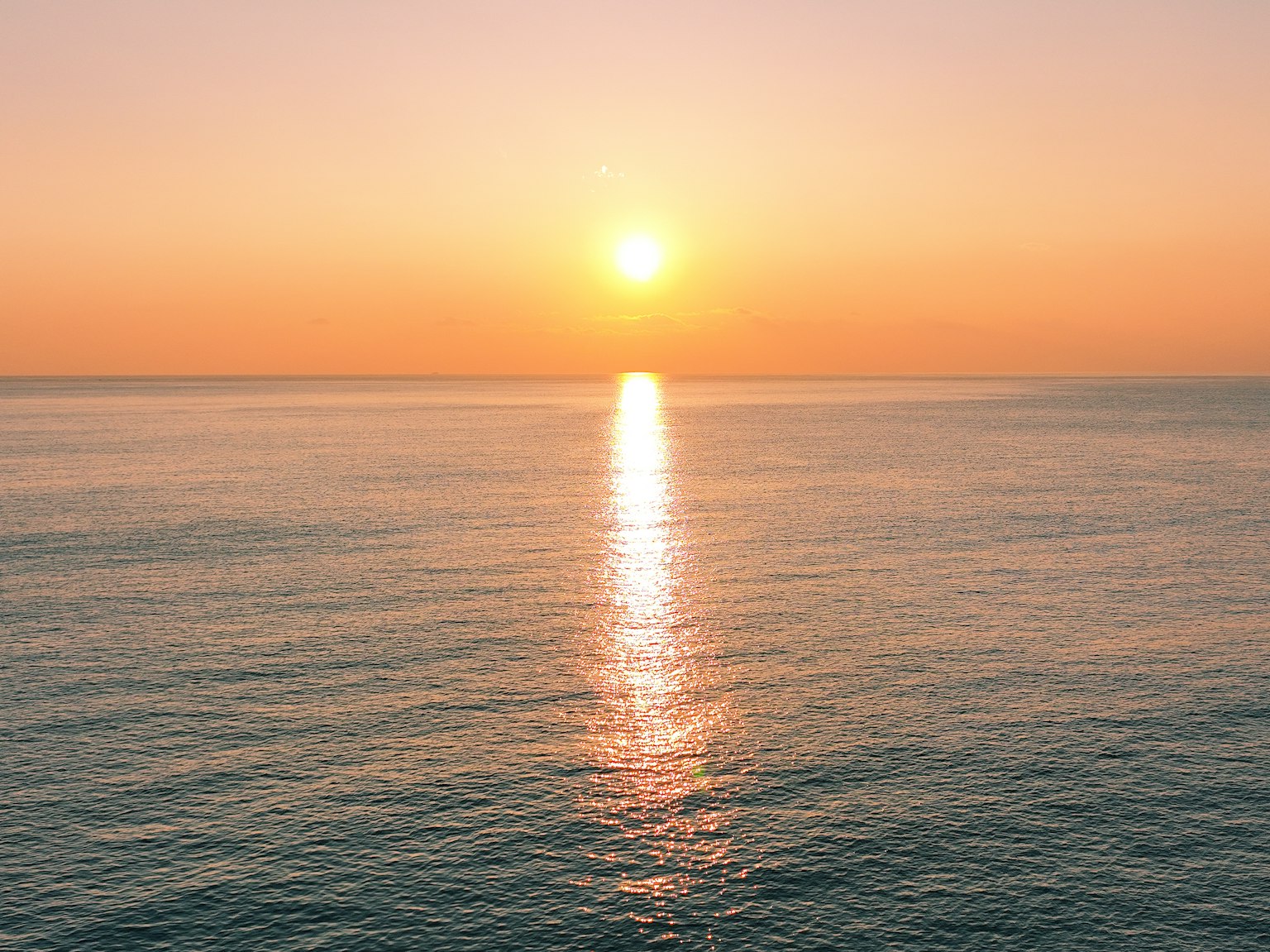 夕陽在海面上反射的美麗景色