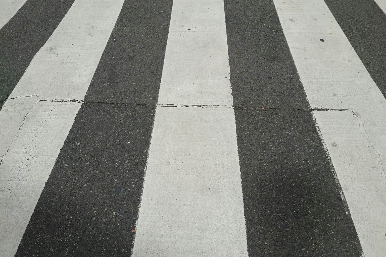 Image d'un passage piéton avec des bandes blanches et noires