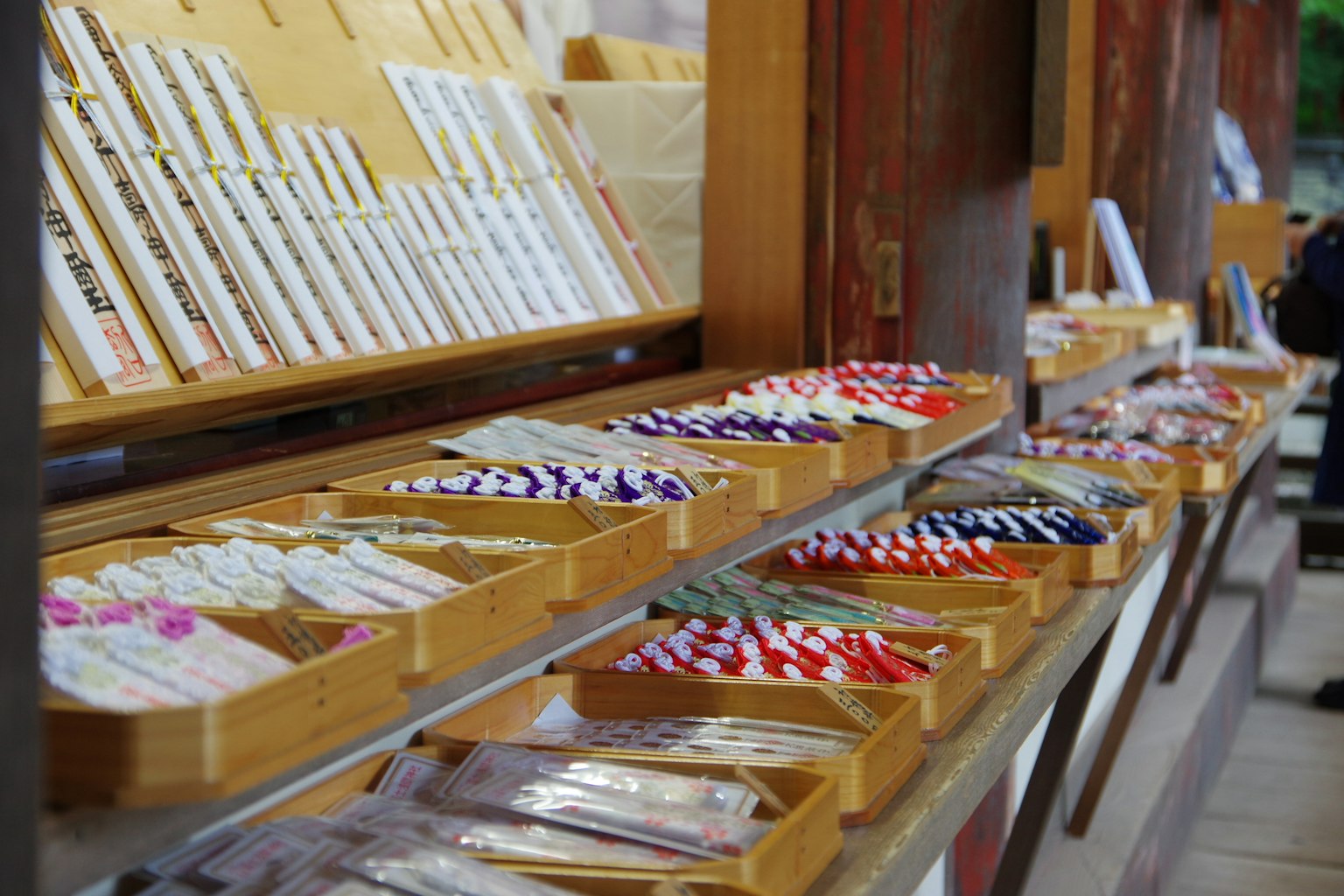 Eine Ausstellung von bunten japanischen Schreibwaren in einem Geschäft