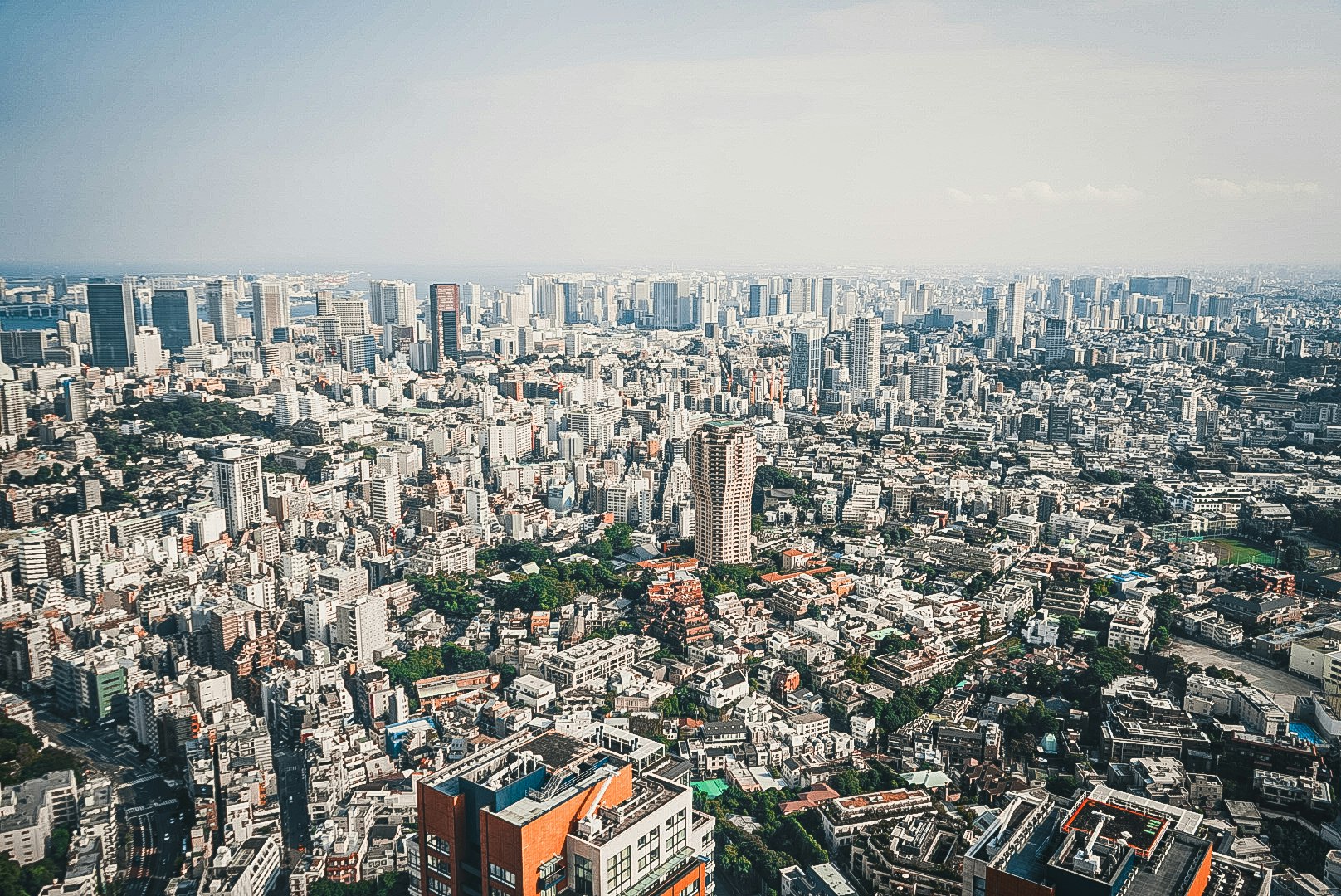 高層ビル群が広がる都市の俯瞰風景