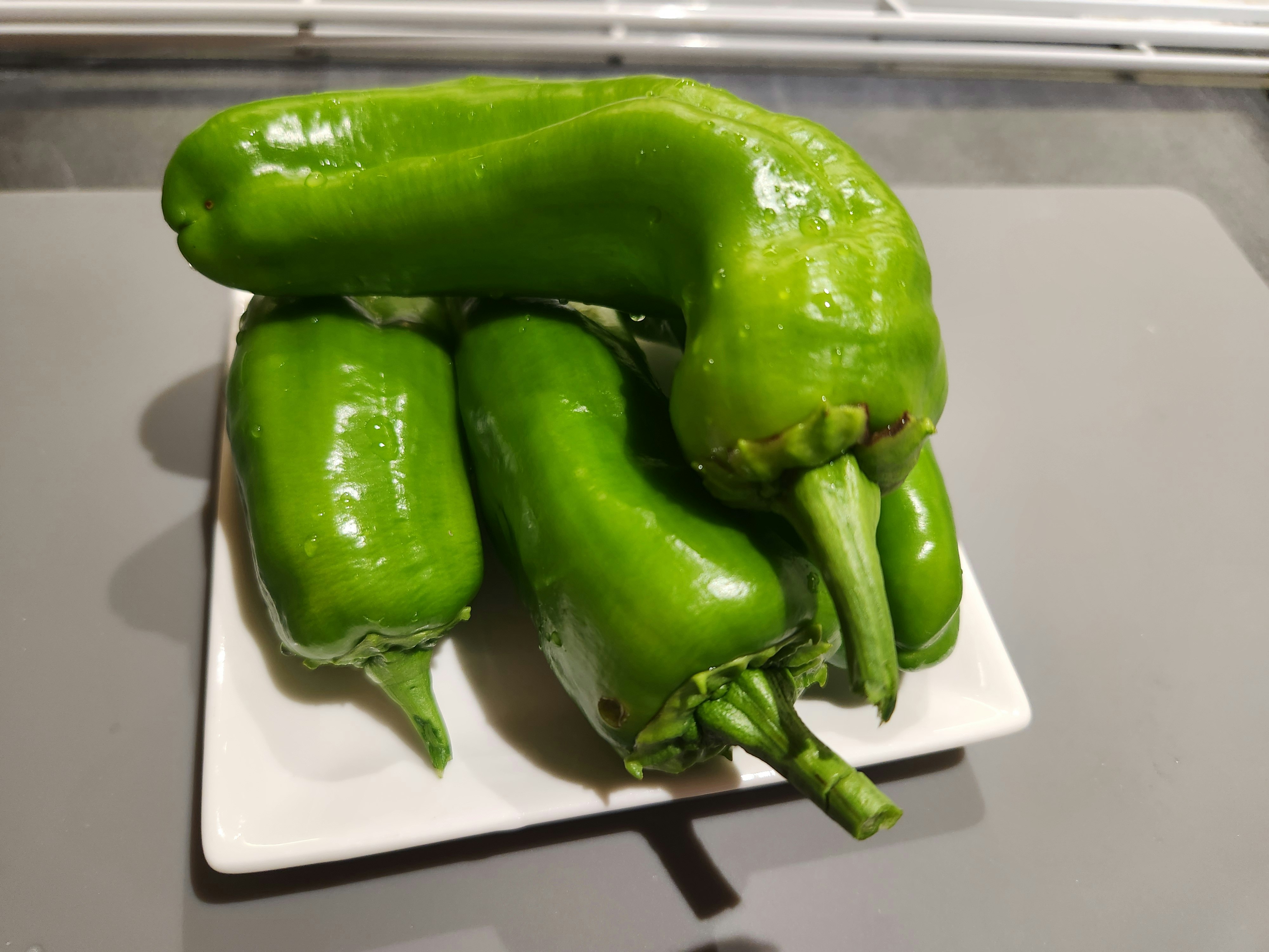白盤上的青辣椒