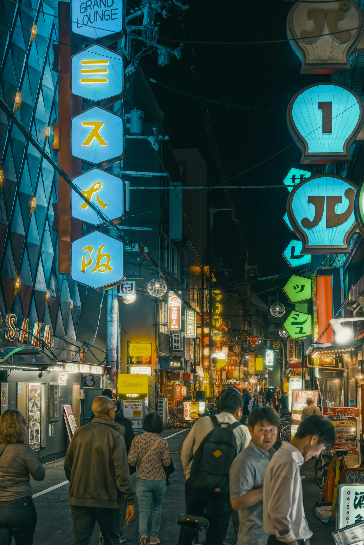 日本夜晚繁忙街道的亮麗霓虹燈標誌
