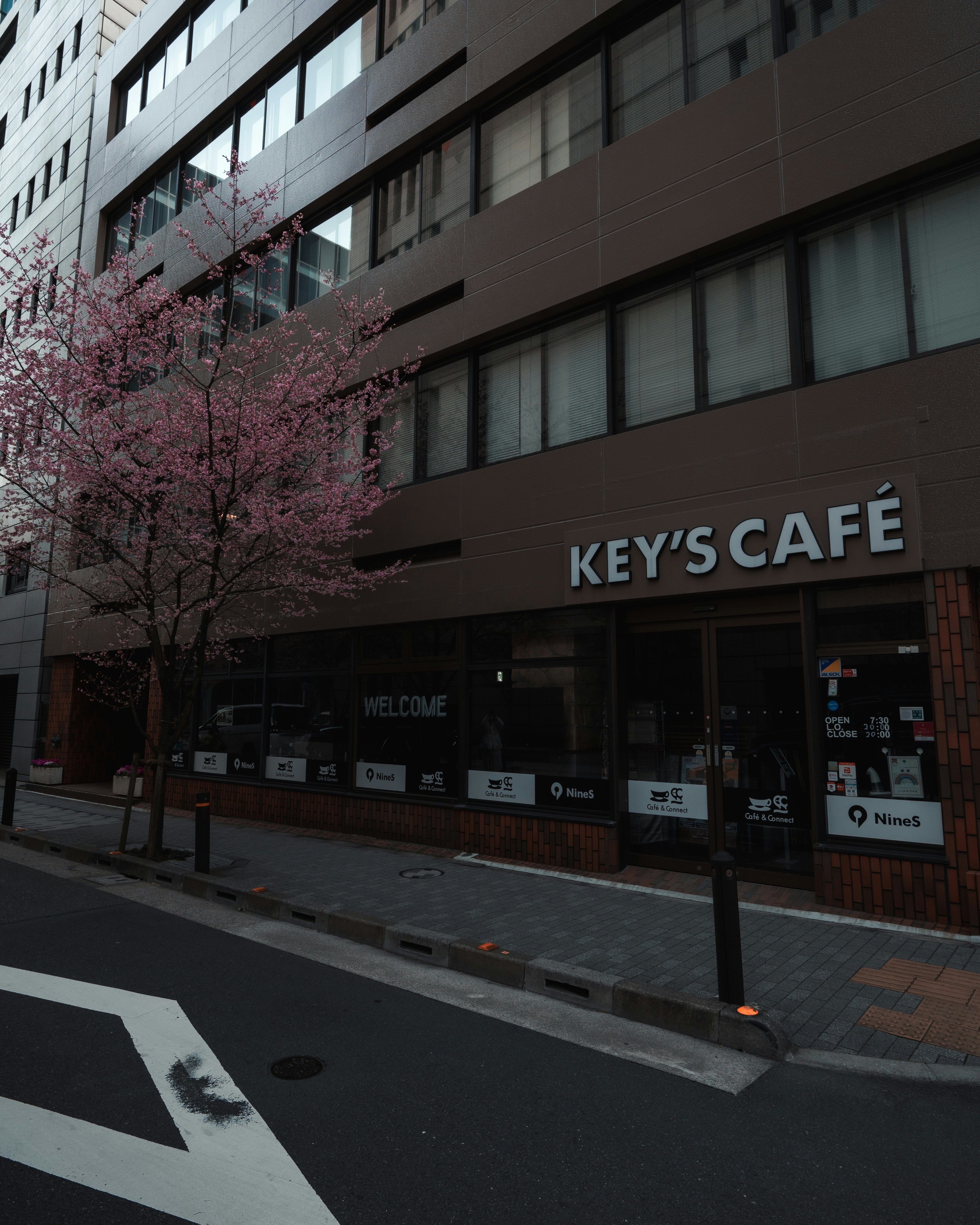 Gebäudefassade mit dem Schild „KEY’S CAFÉ“