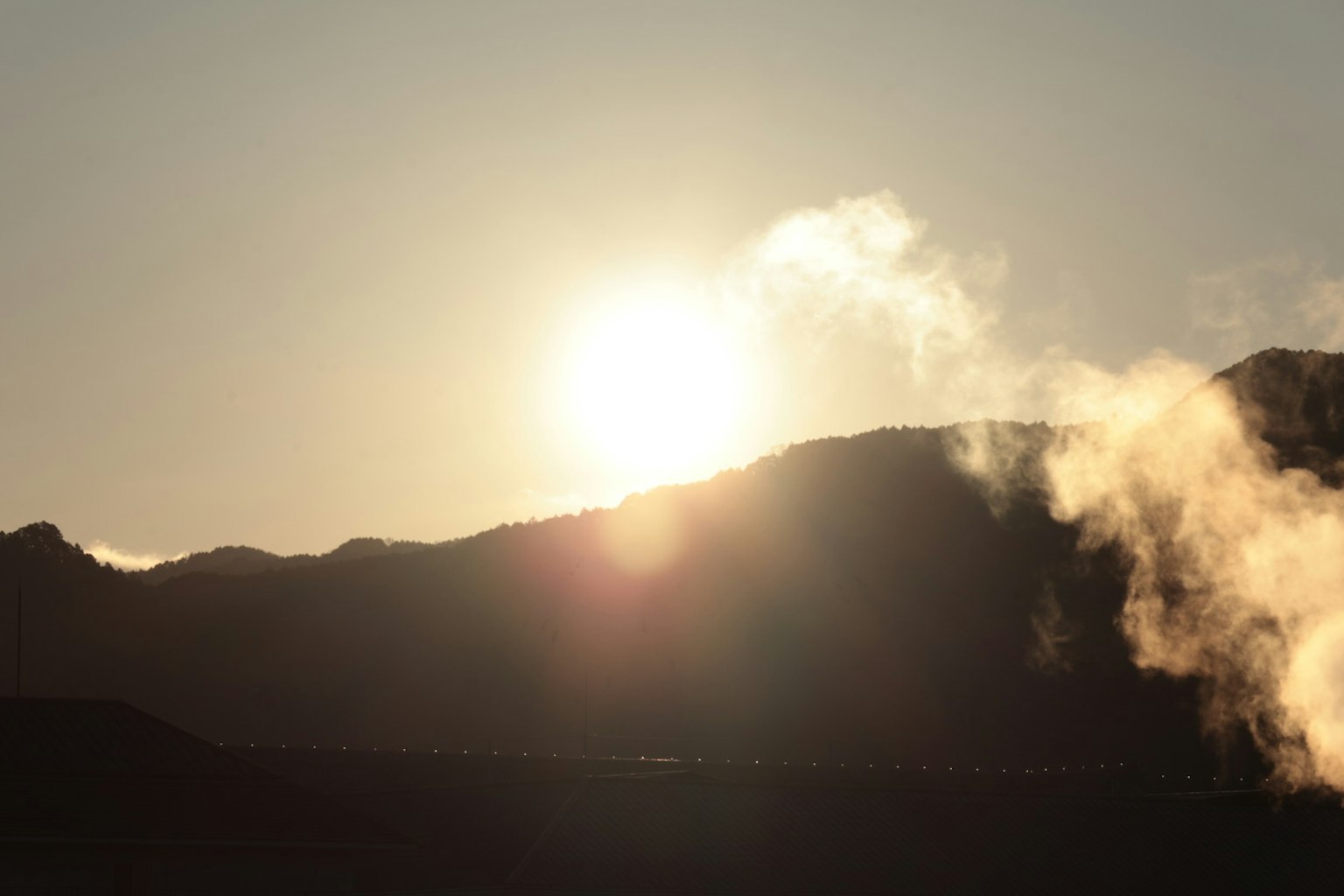 Alba dietro le montagne con vapore