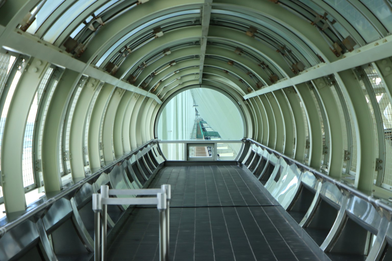 Pasarela futurista en forma de túnel con arquitectura circular