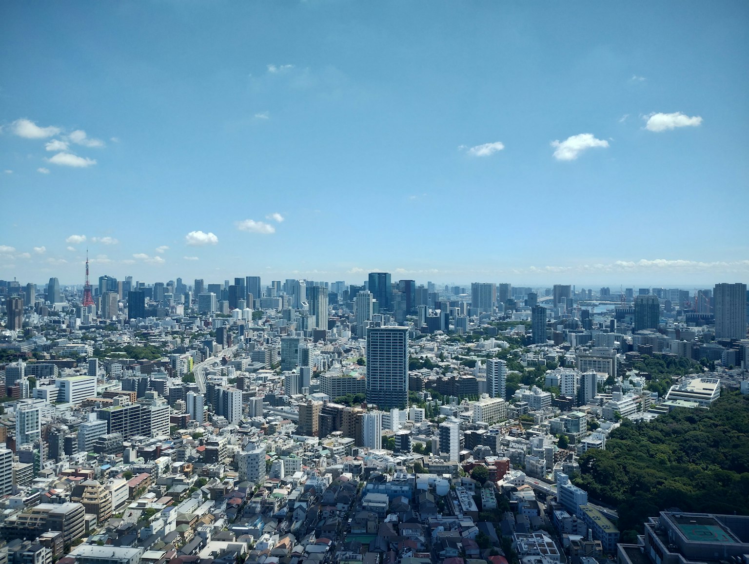 Pemandangan panorama garis langit Tokyo dengan gedung pencakar langit dan langit biru cerah