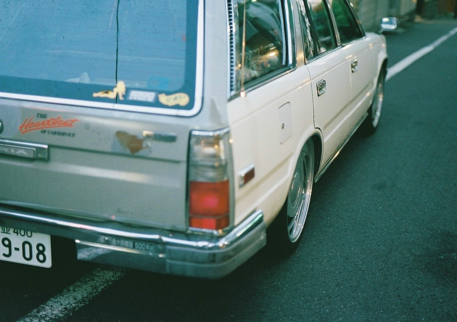 路肩に停まるクラシックなバンと車の後部