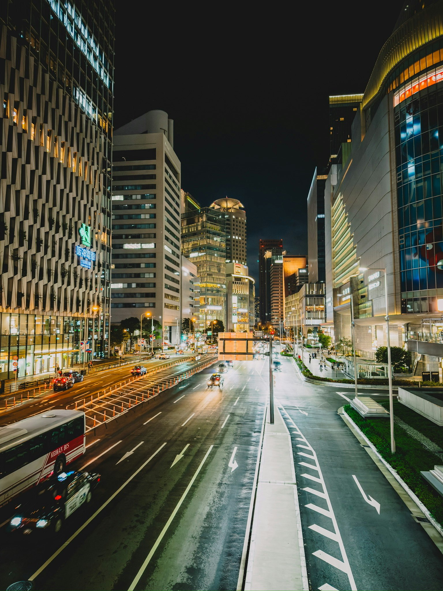 Nächtliche Stadtansicht mit Wolkenkratzern und fließendem Verkehr