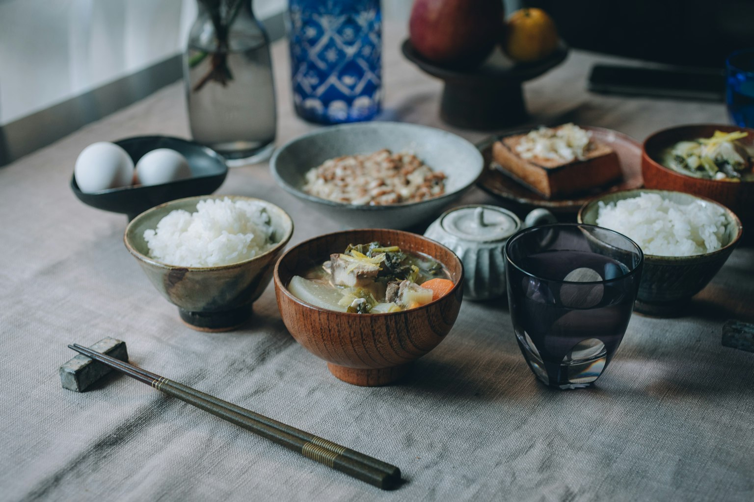 Una variedad de platos japoneses y cuencos en una mesa de comedor